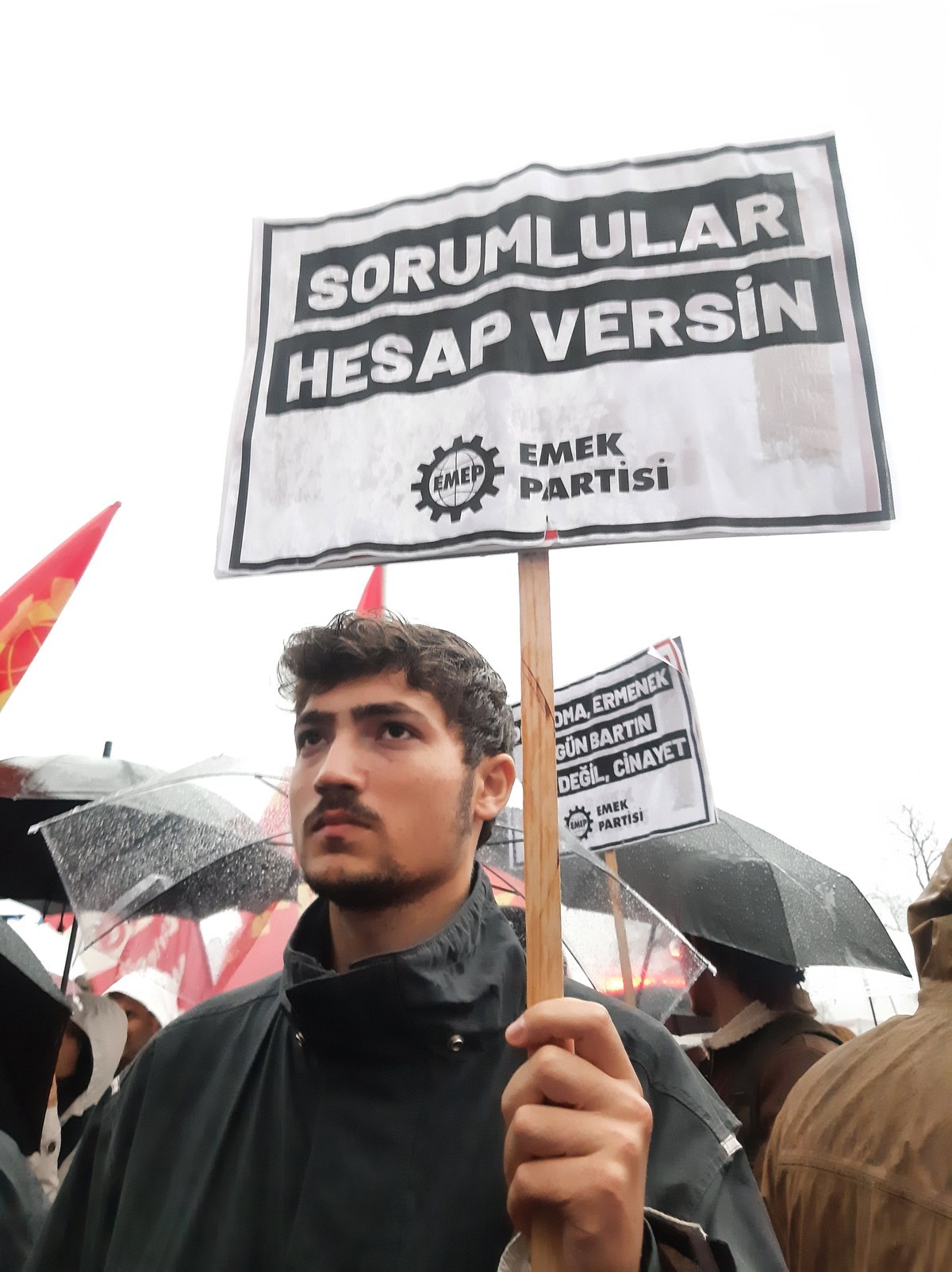 Kadıköy İskelesi önünde ellerinde pankart, bayrak ve dövüzlerle toplanan insanlar 