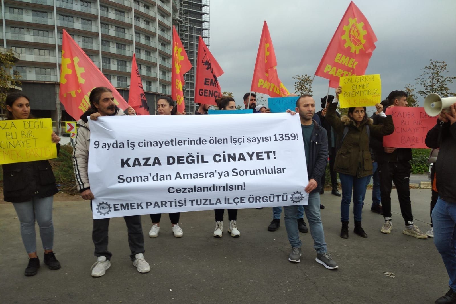 ellerinde pankart ve bayrak tutan insanlar