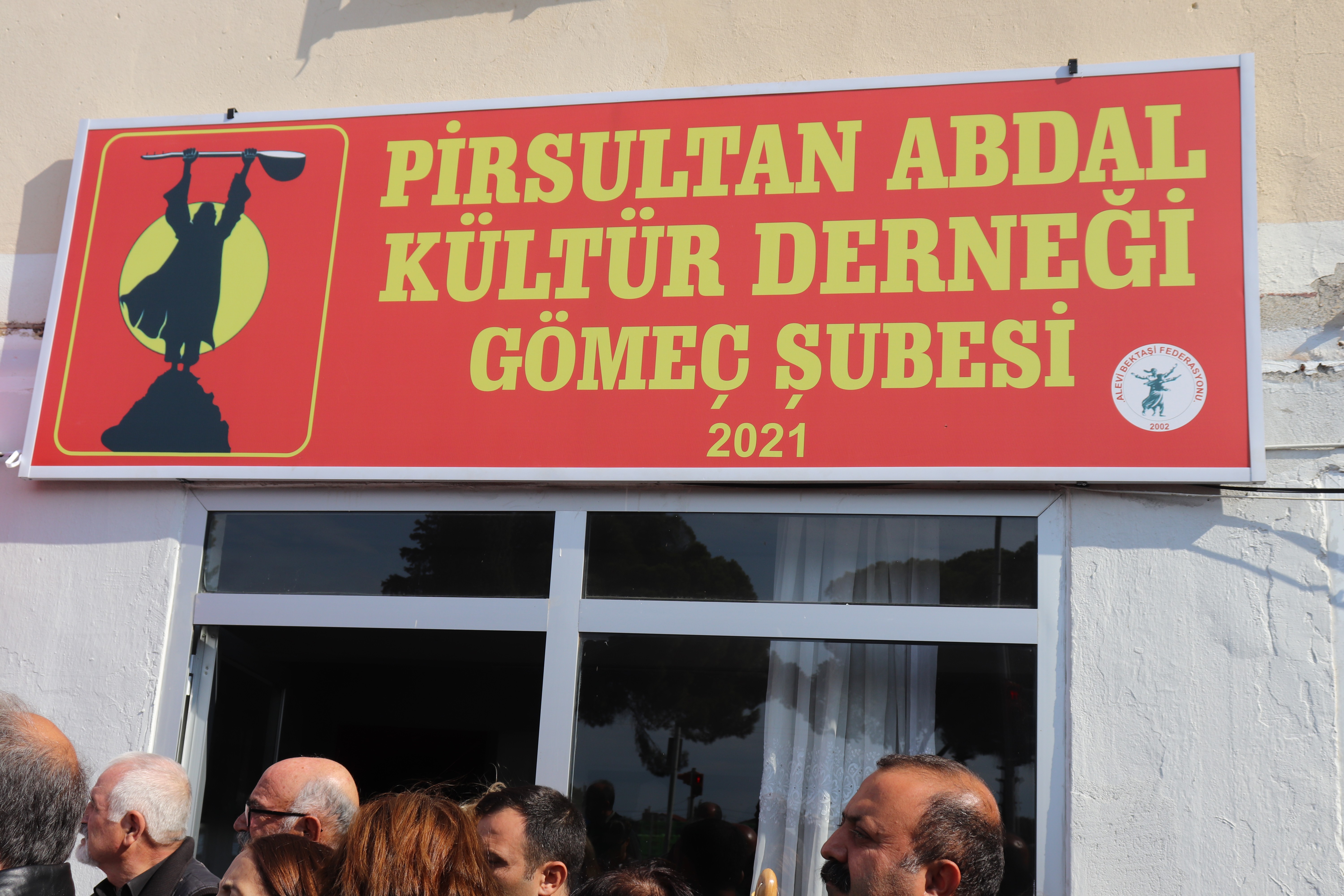 Pir Sultan Abdal Kültür Derneği (PSAKD) Gömeç Şubesinin tabelası