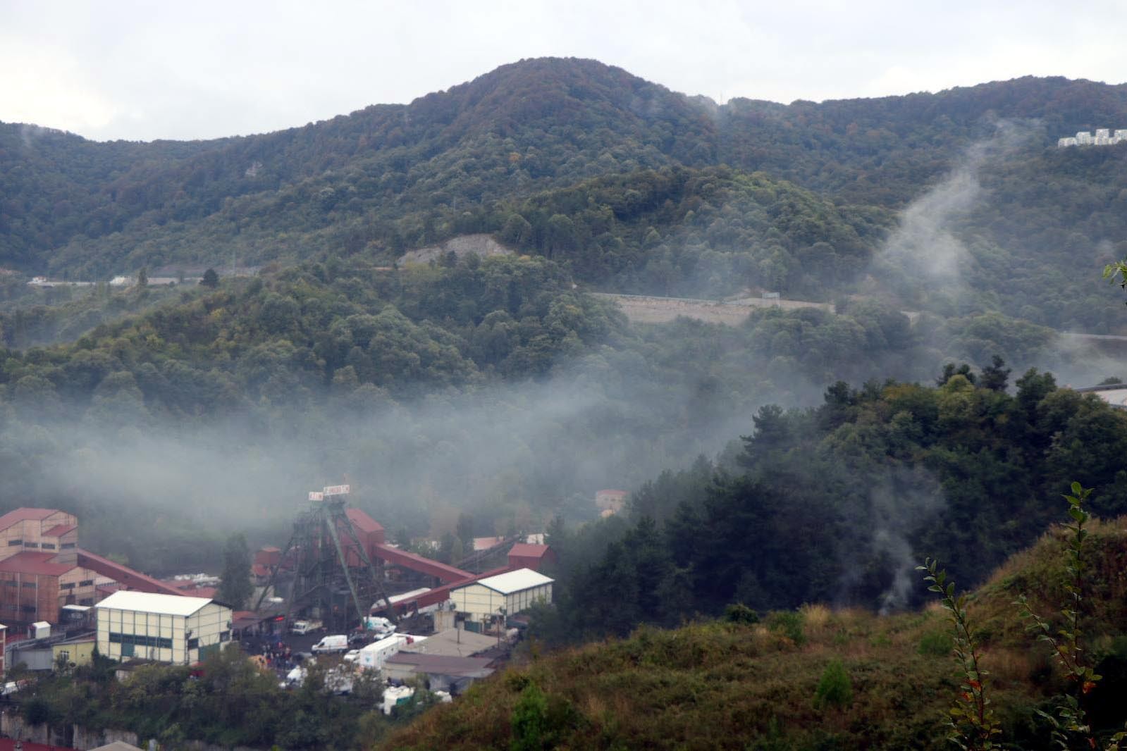 Amasra'da patlamanın yaşandığı madenin üzerindeki duman