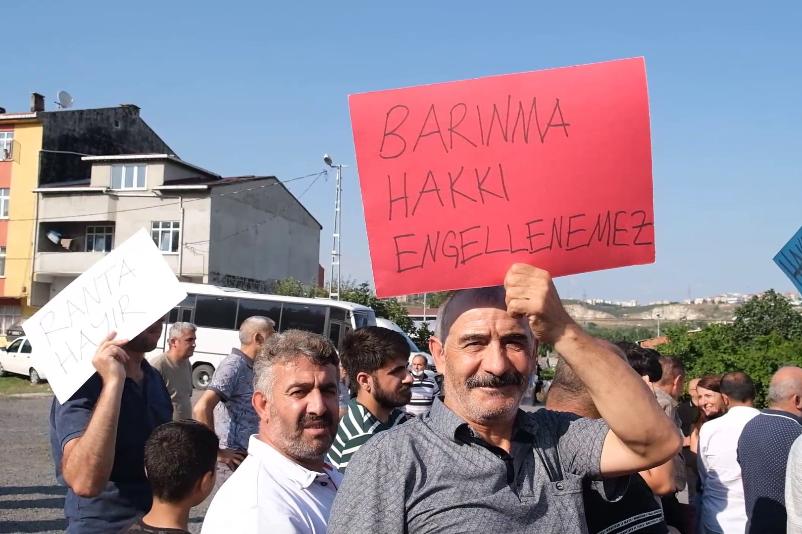 Evleri ellerinden alınmak istenen Şahintepeliler eylemde. 