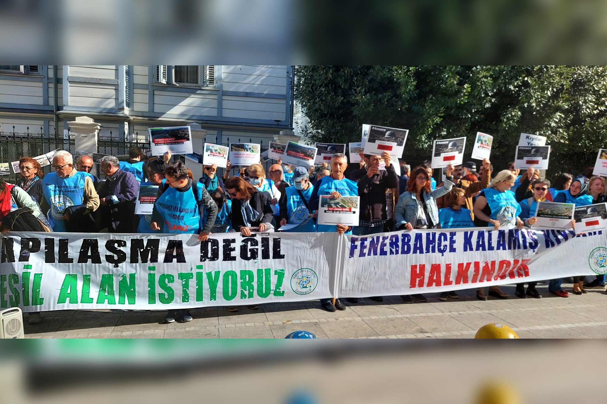 Kalamış marina ihalesini protesto eden kalabalık