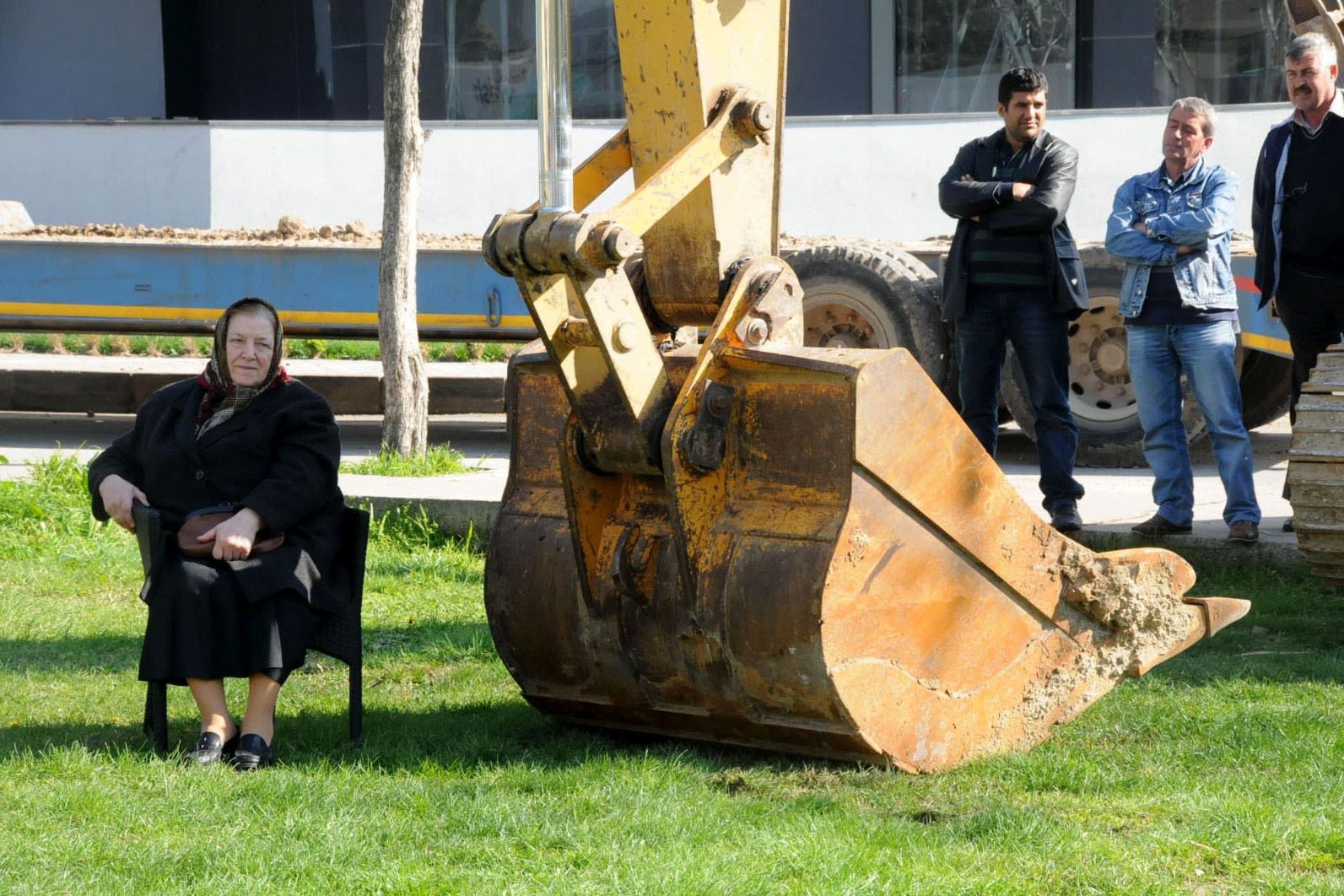 Kepçenin önüne oturup park yıkımını engelleyen Kıymet Teyze