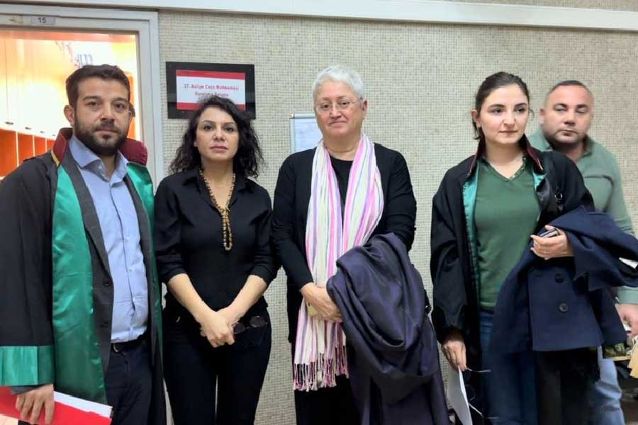 Sibel Hürtaş ve avukatları duruşma salonu önünde