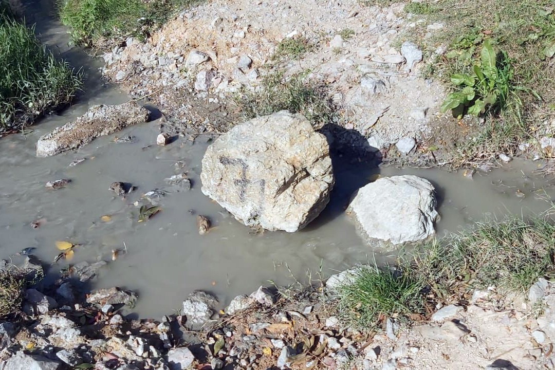 Validebağ'da çimento akan dere.