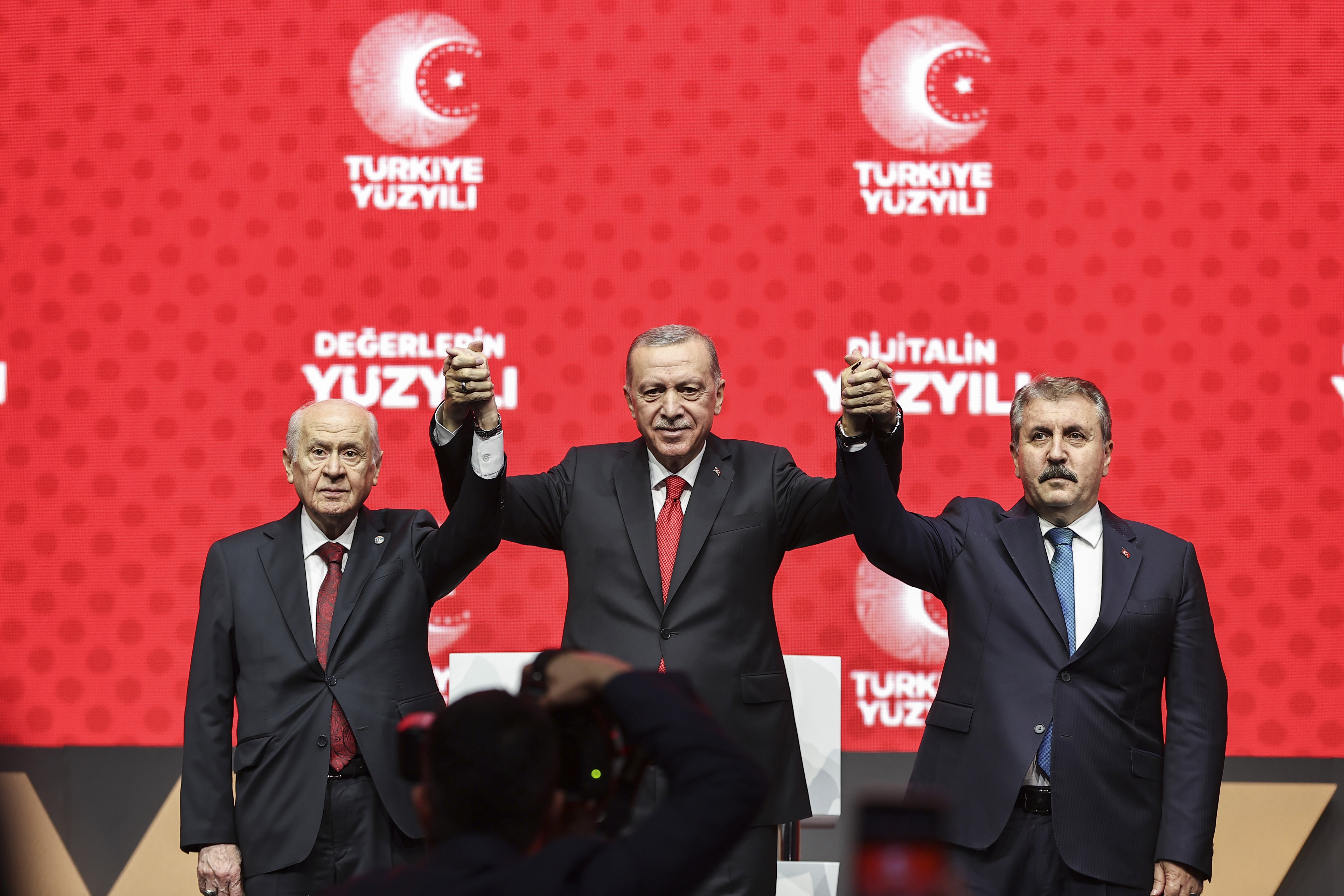 Recep Tayyip Erdoğan, Devlet Bahçeli ve Mustafa Destici ile el ele