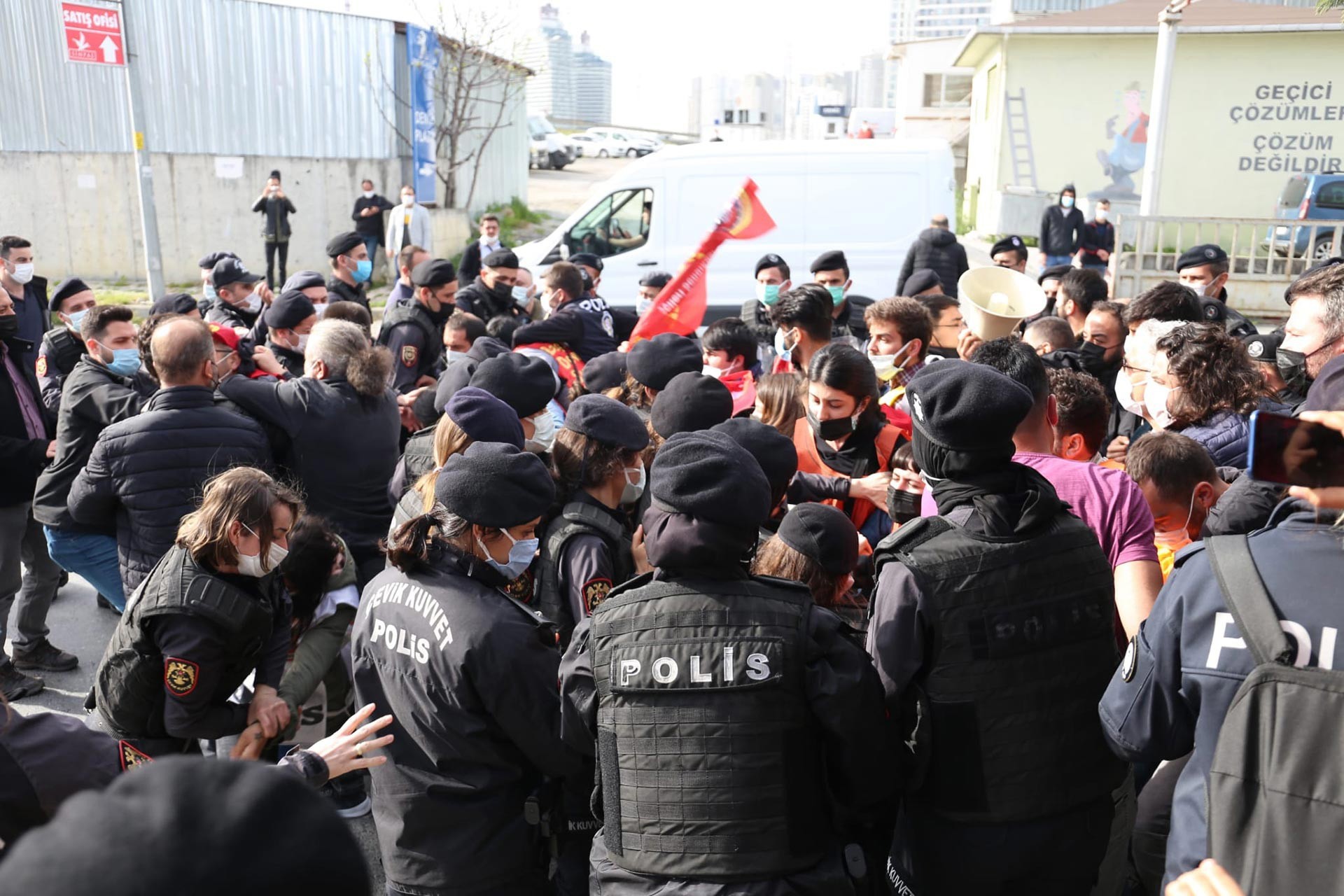 Polis çembere aldığı bir grubu gözaltına alıyor.