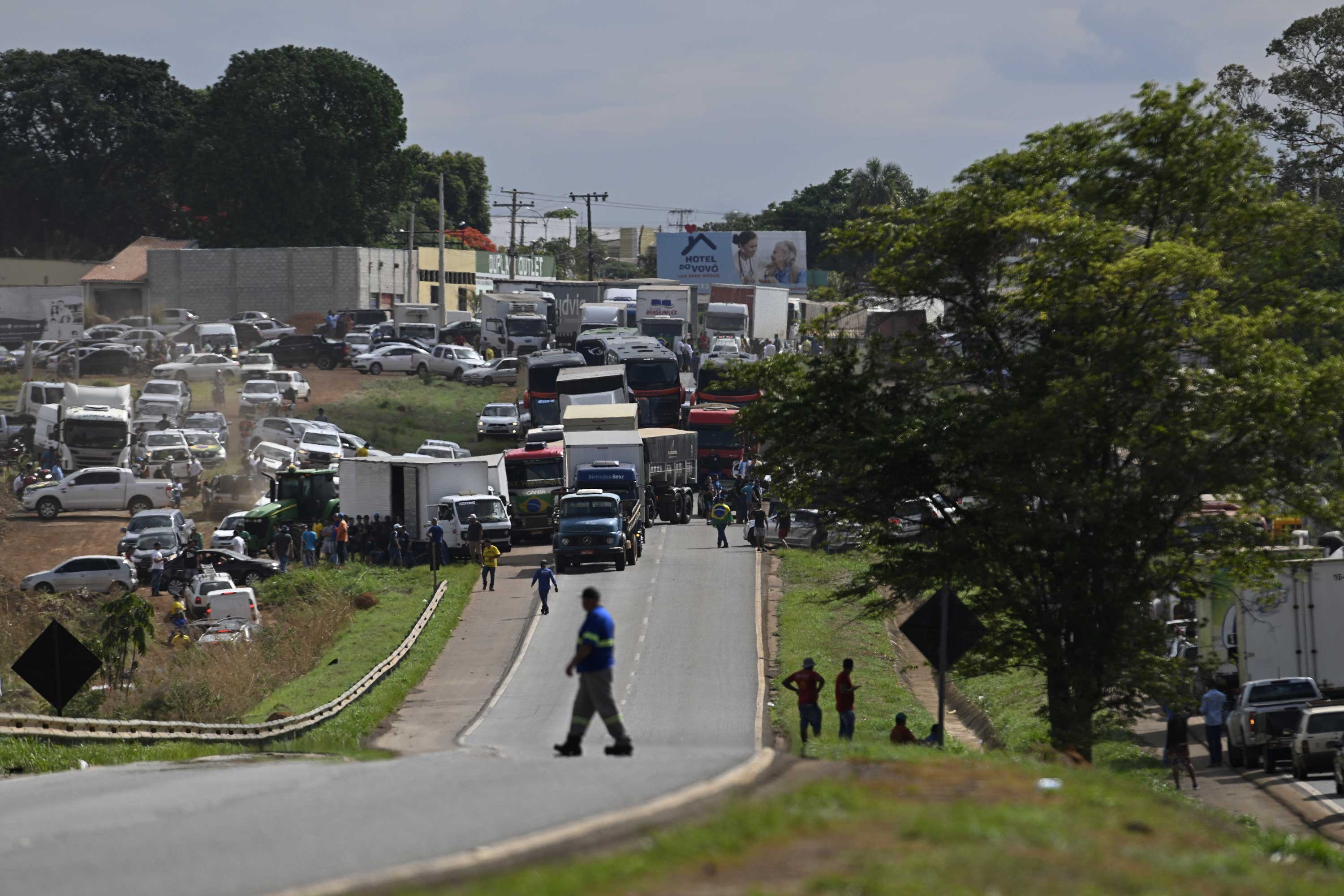 Brezilya'da yol kapatan Bolsonaro destekçisi kamyoncular