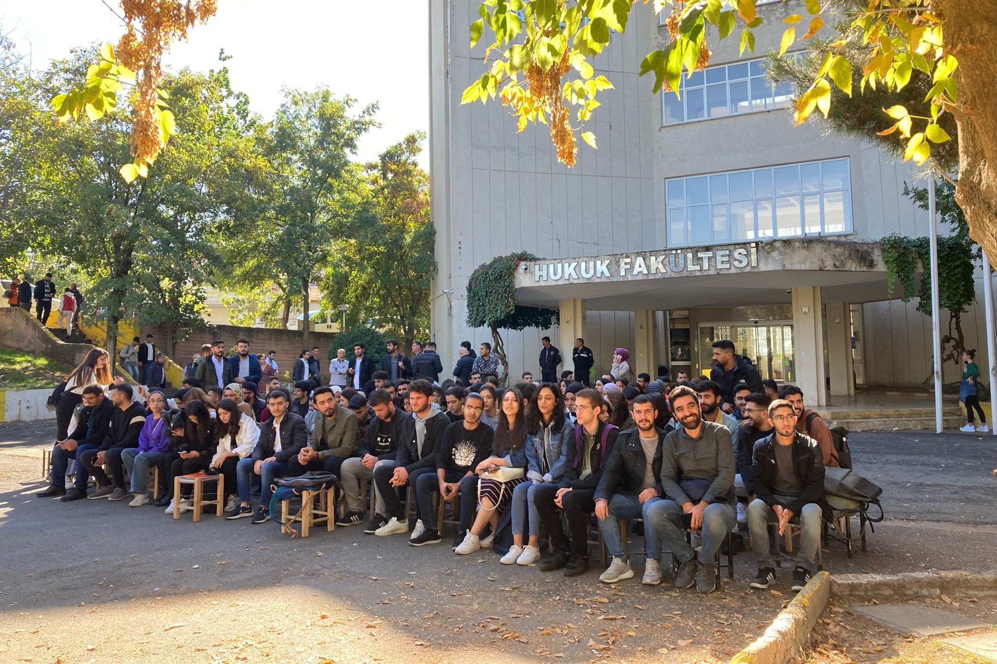 Dicle Üniversitesi Hukuk Fakültesi önünde toplanan öğrenciler