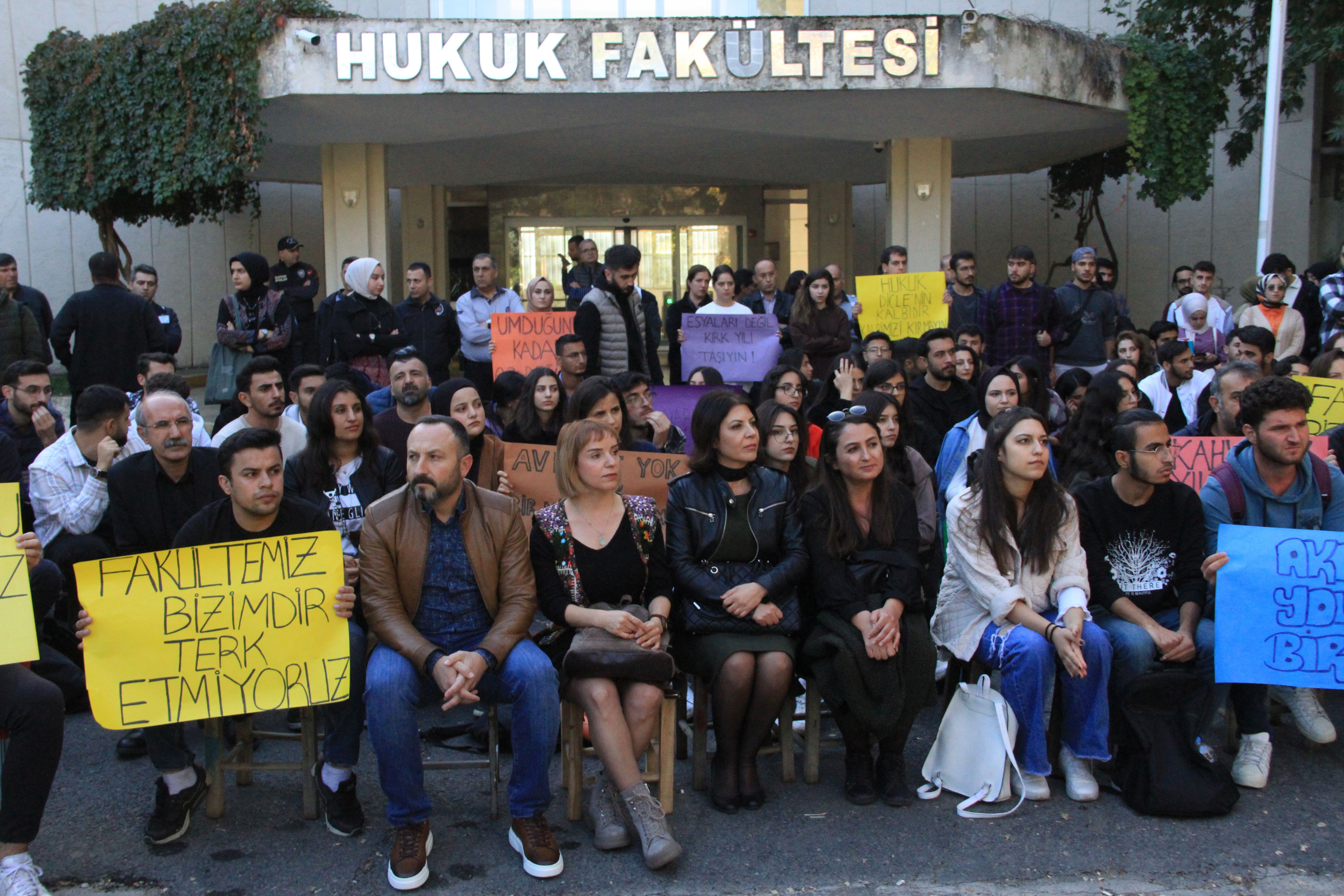 Dicle Üniversitesi Hukuk Fakültesi binasının değiştirilmek istenmesine karşı eylem.