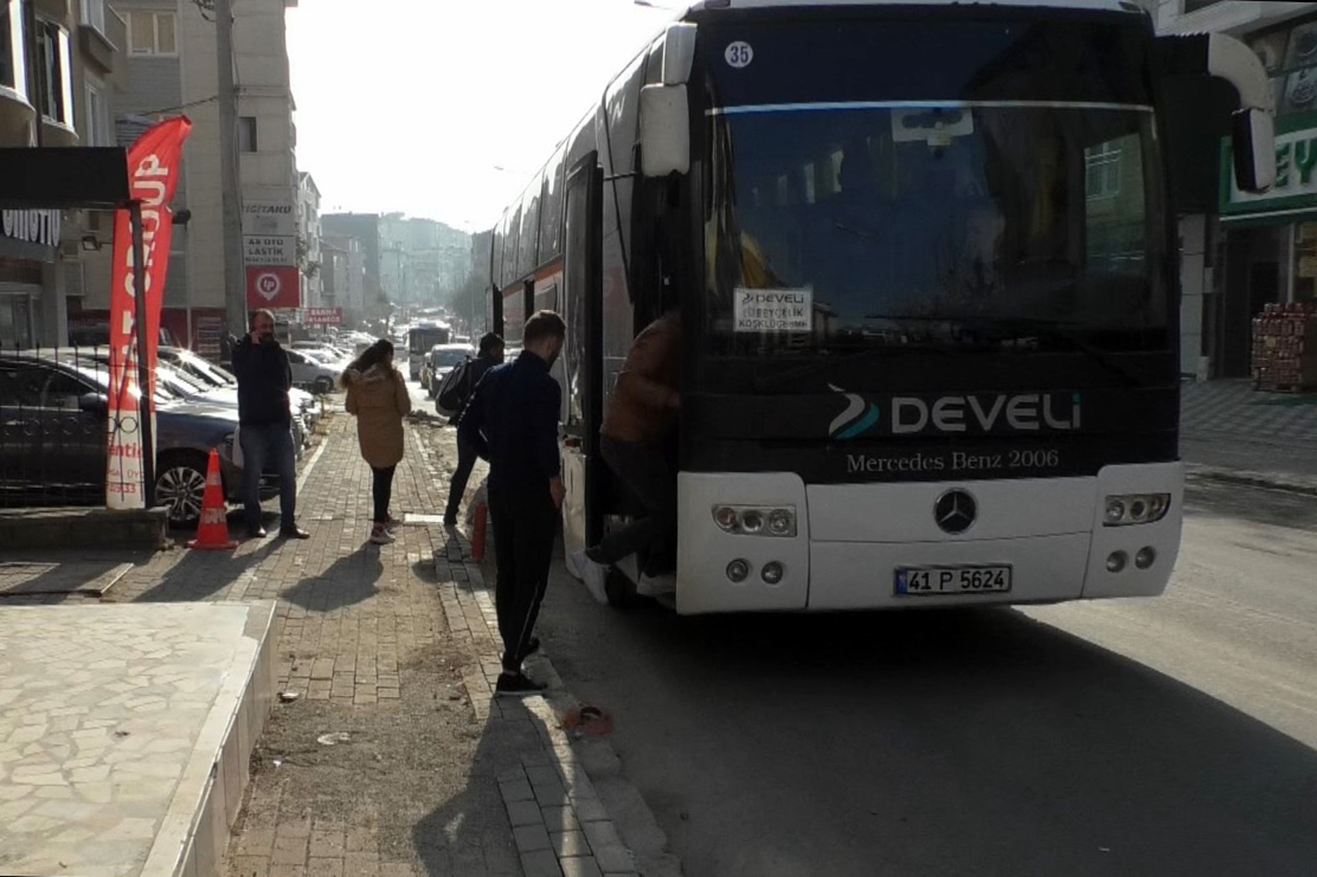 Gebze'de işe gitmek için servis bekleyen işçiler.