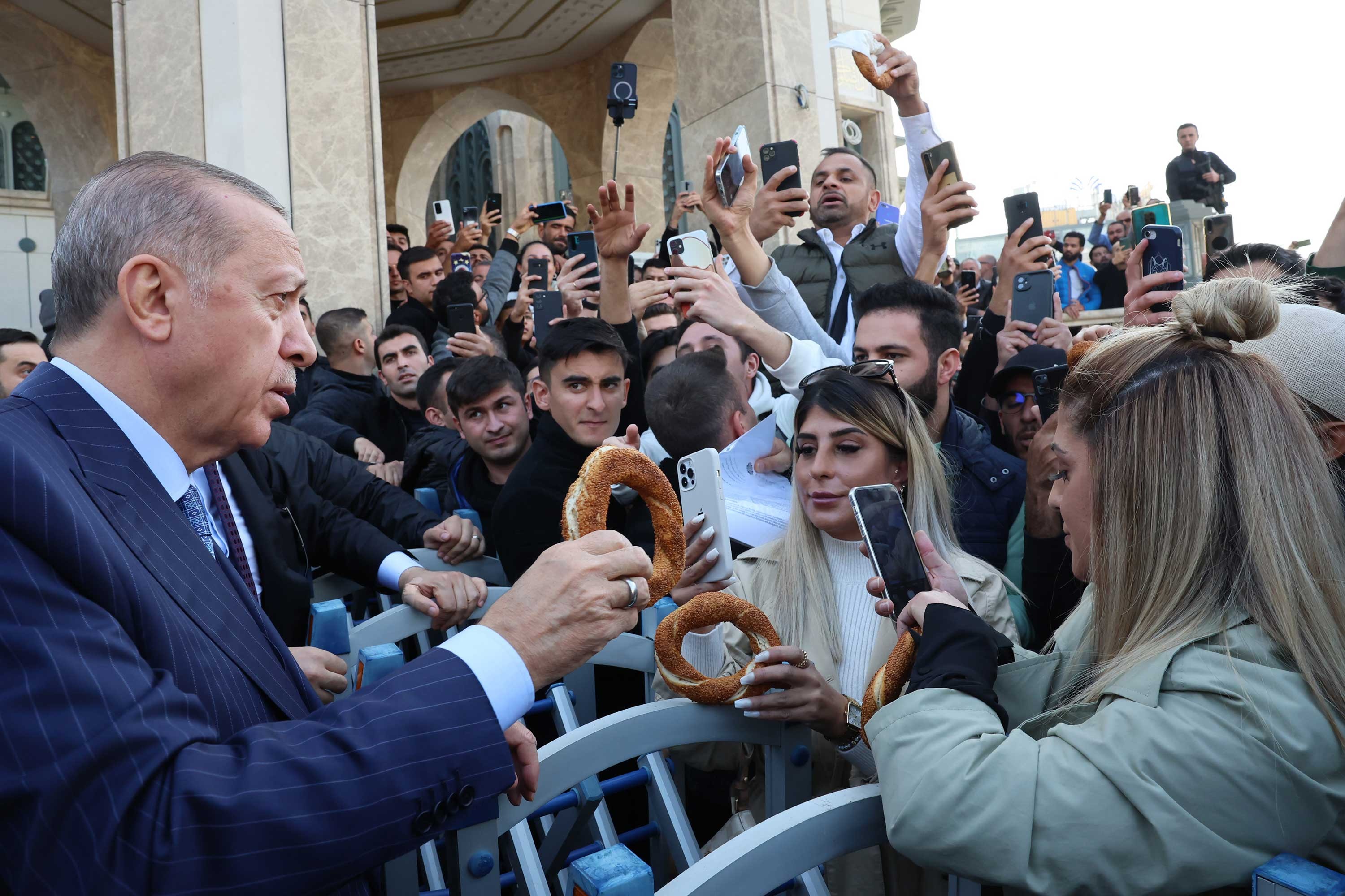 Erdoğan simit dağıtırken