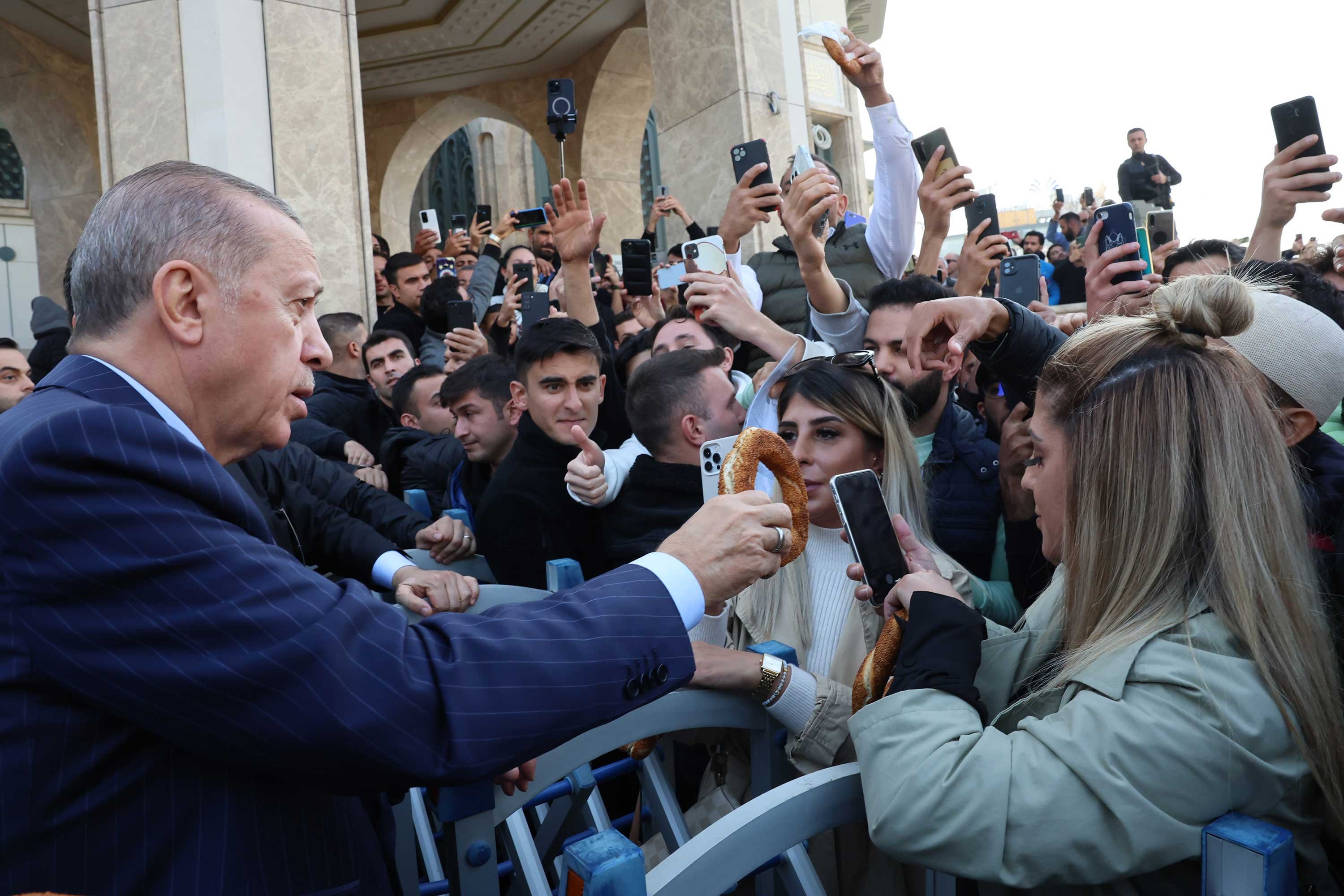 Erdoğan simit dağıtırken