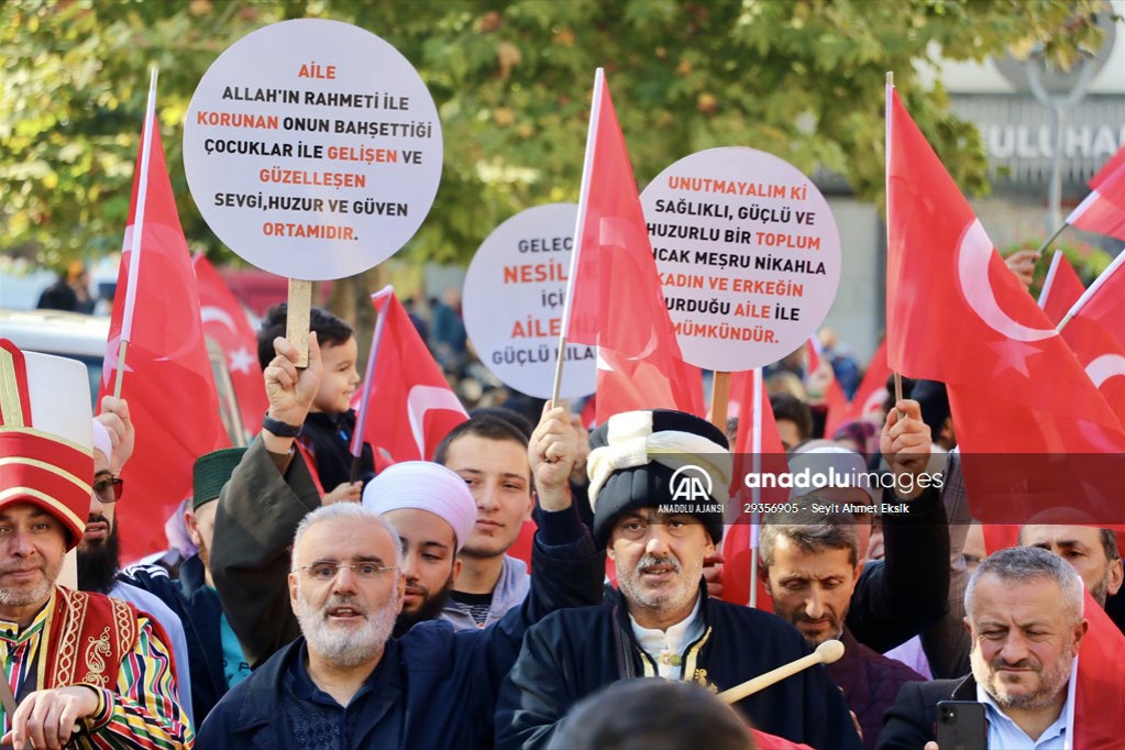 Yürüyüşe katılanlar