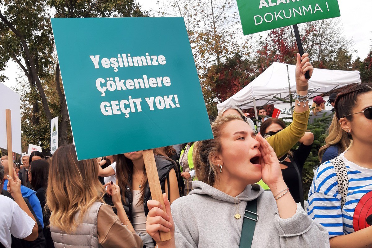 Yeşilimize çökenlere nefes yok diye bağıran bir kadın.