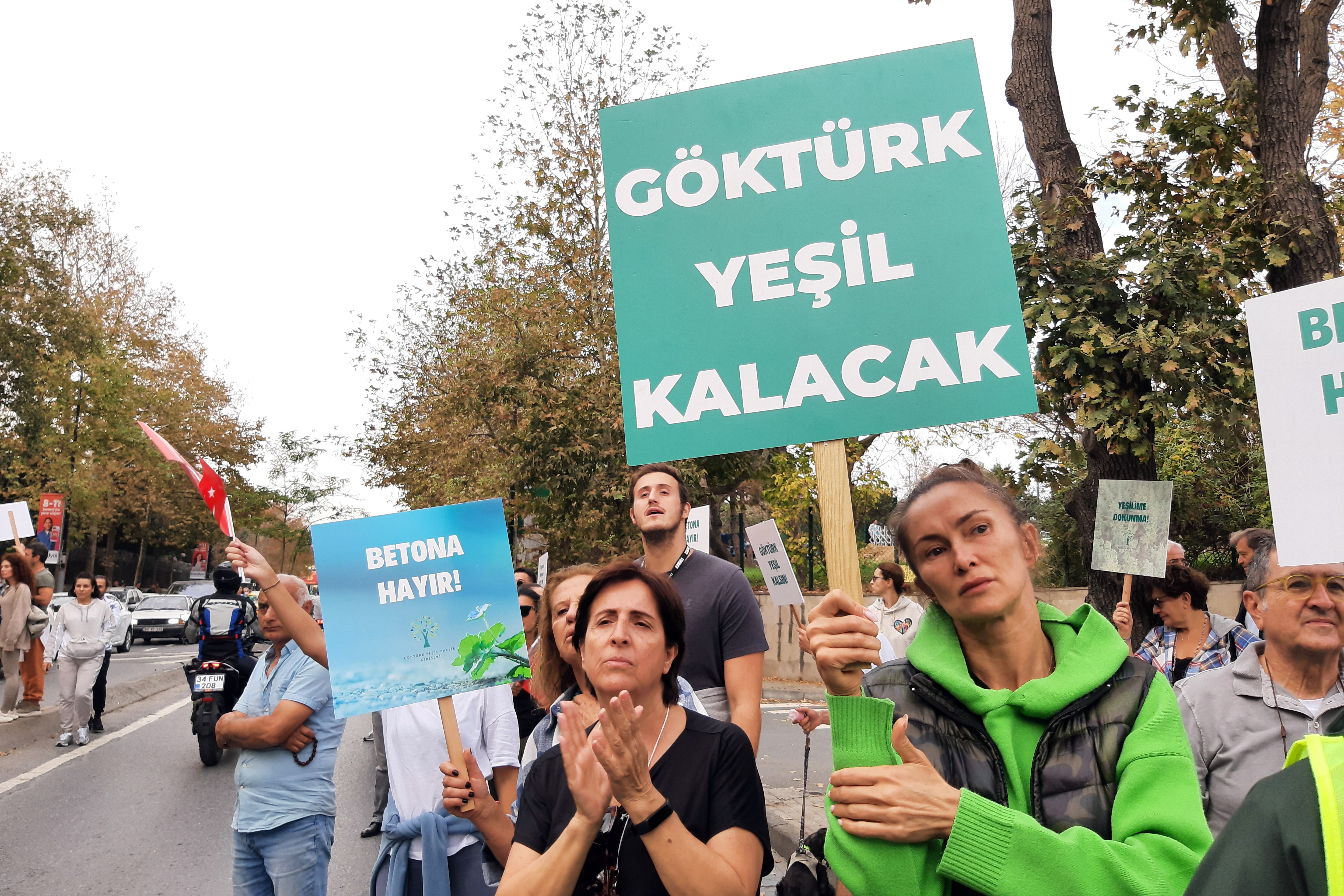 Göktürk yeşil kalsın diye döviz tutan insanlar.