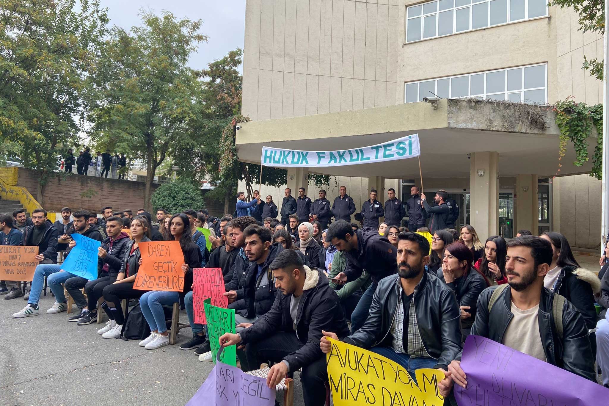 Dicle Üniversitesi Hukuk Fakültesi öğrencileri