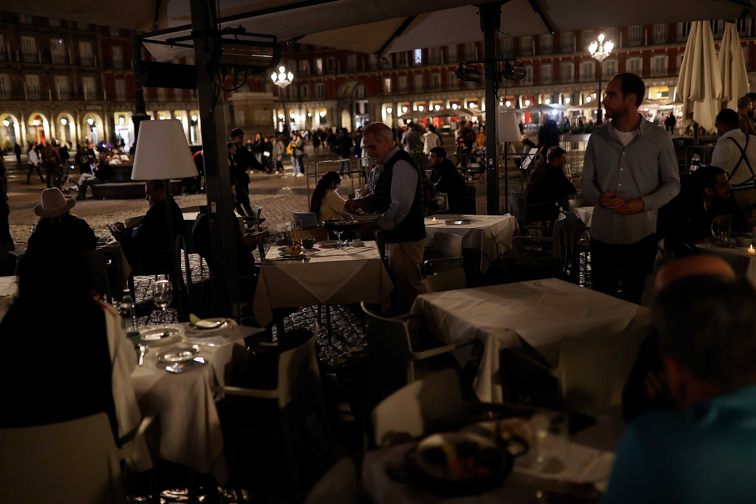 İspanya'da enerji fiyatlarını protesto için ışıklarını kapatan bir restoran