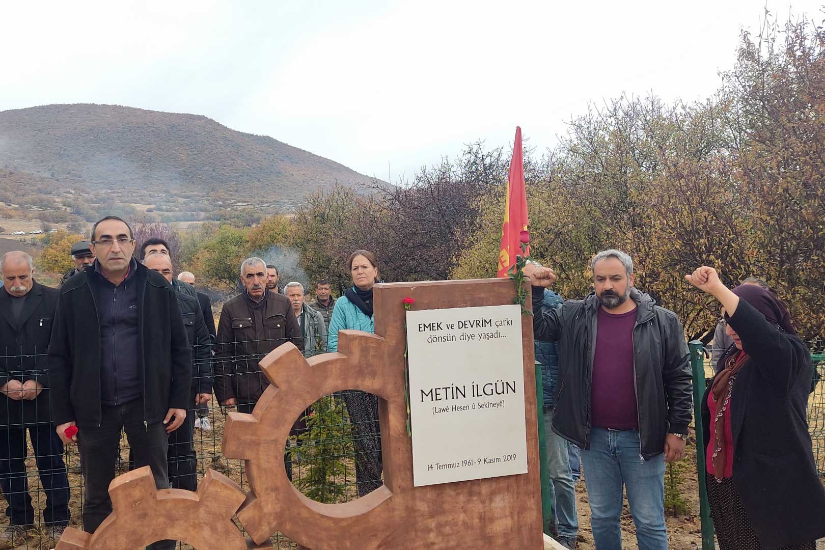 Metin İlgün'ün mezarı başında düzenlenen anma