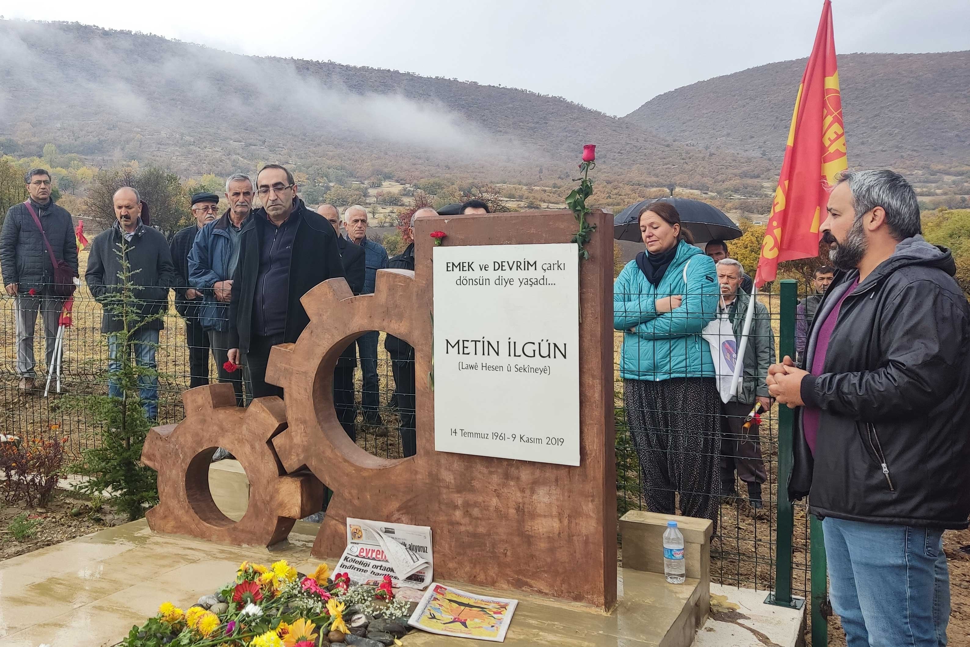 Metin İlgün'ün mezarı başında düzenlenen anma