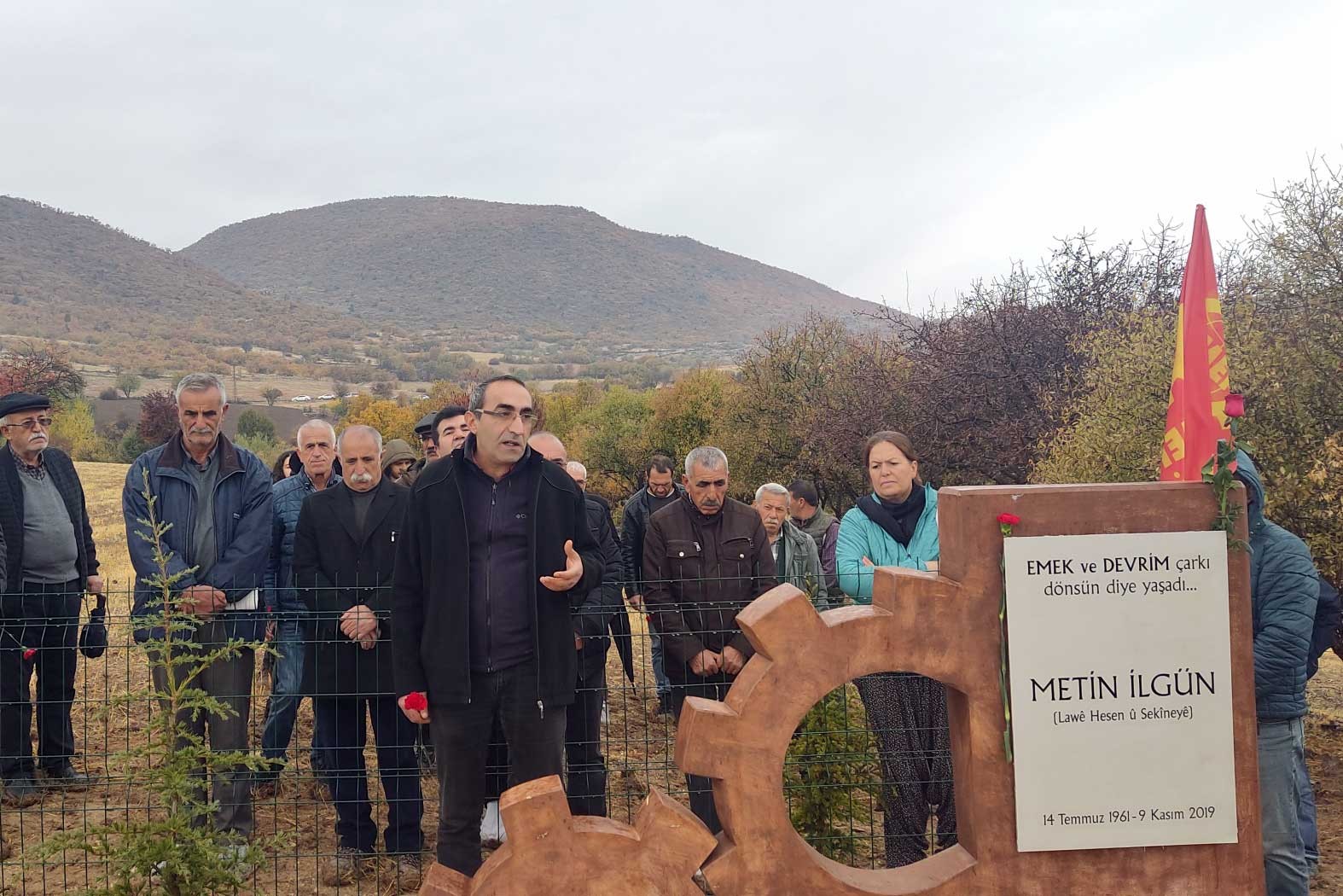 Metin İlgün'ün mezarı başında düzenlenen anma