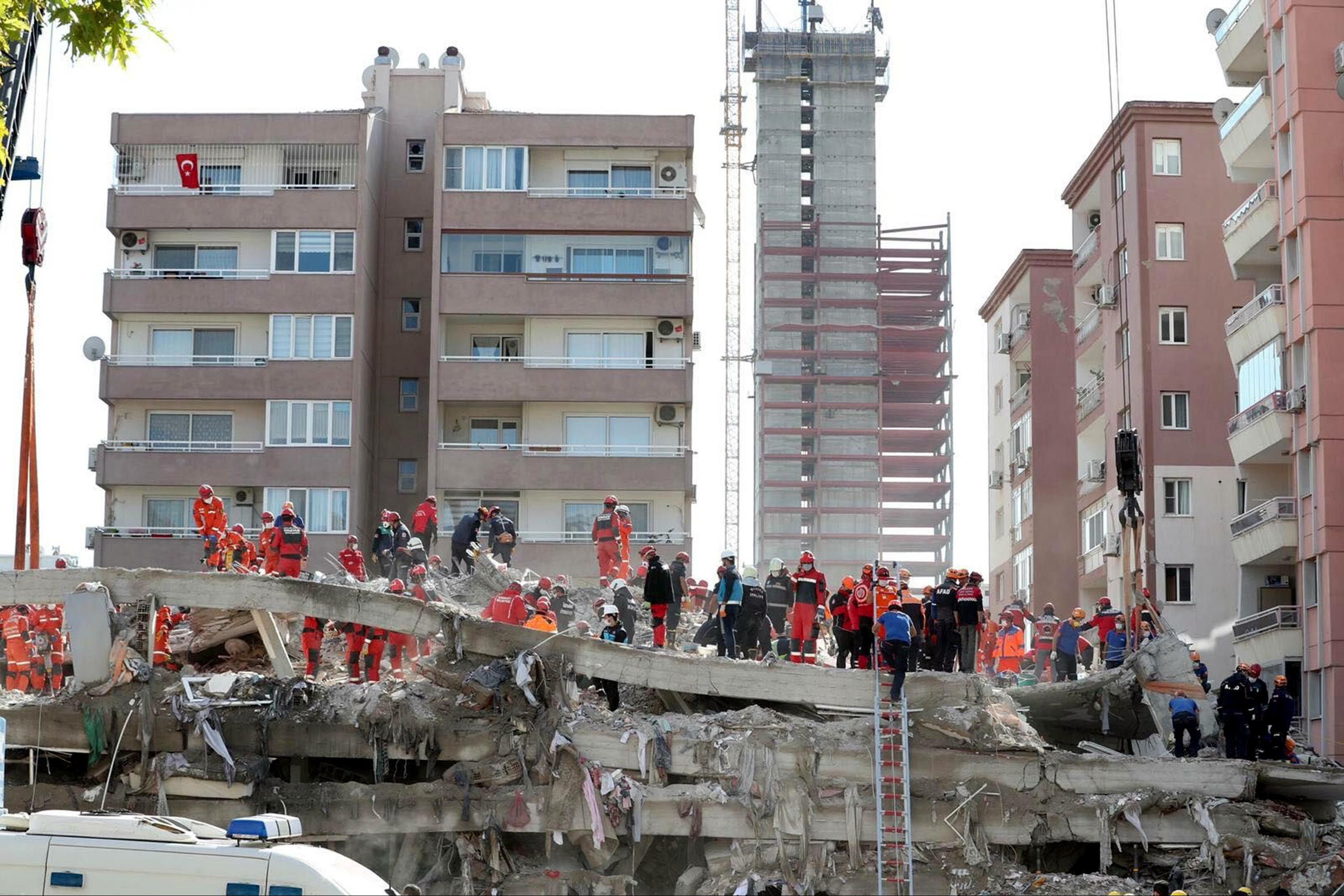 İzmir depreminde yıkılan Rıza Bey Apartmanı