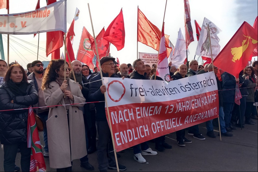 Avrupa Alevi Birlikleri Konfederasyonu  Köln'de miting yaptı.