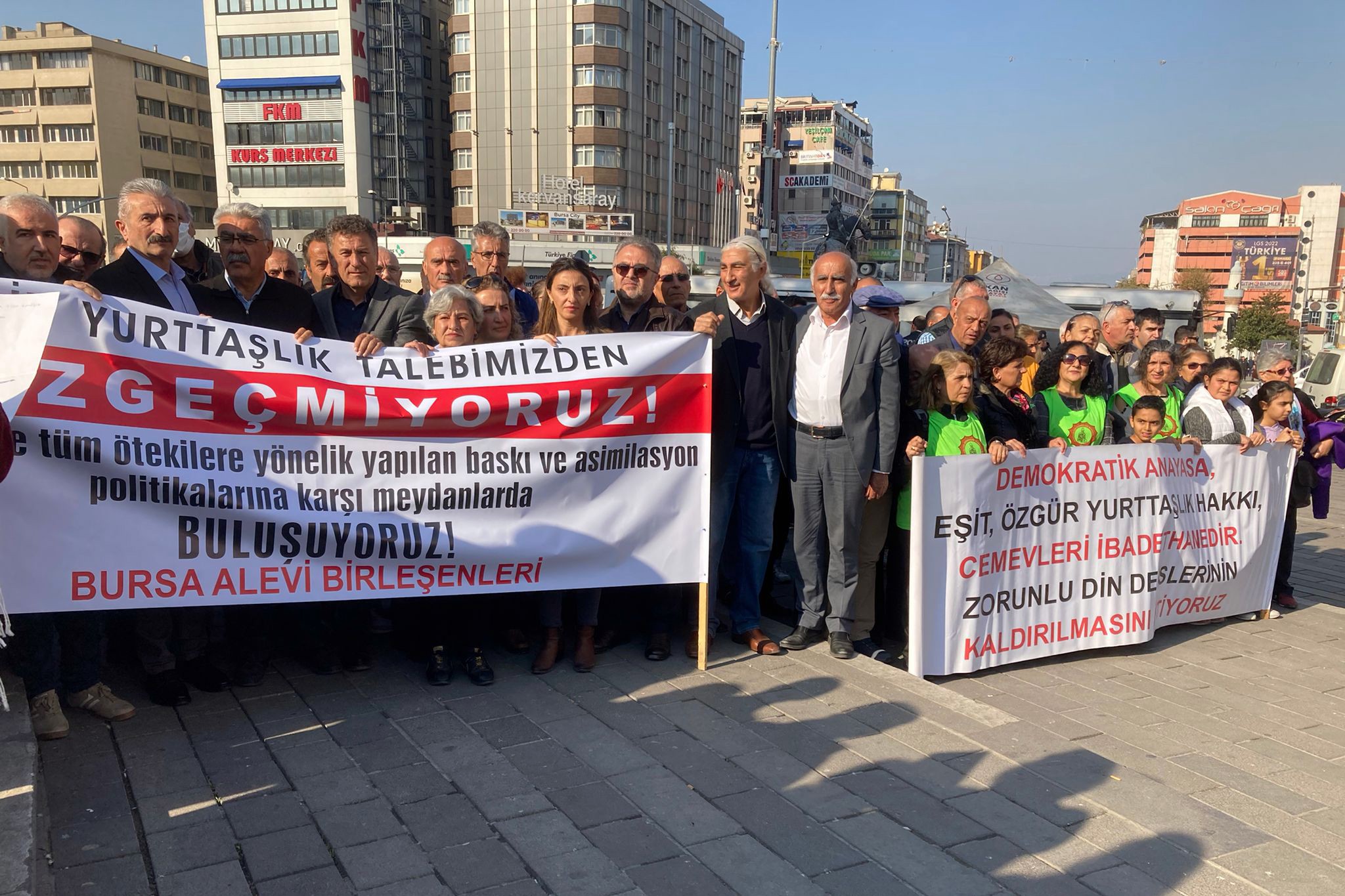 Alevi örgütlerinin Bursa'da yaptığı basın açıklamasından bir fotoğraf.