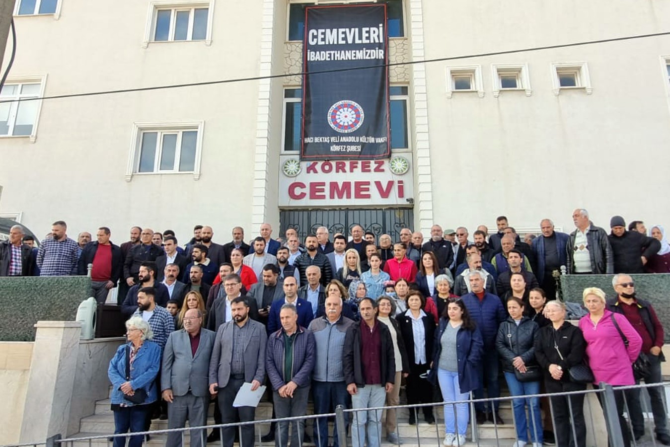 Alevi örgütlerinin Kocaeli Körfez'de gerçekleştirdikleri basın açıklamasından bir fotoğraf.