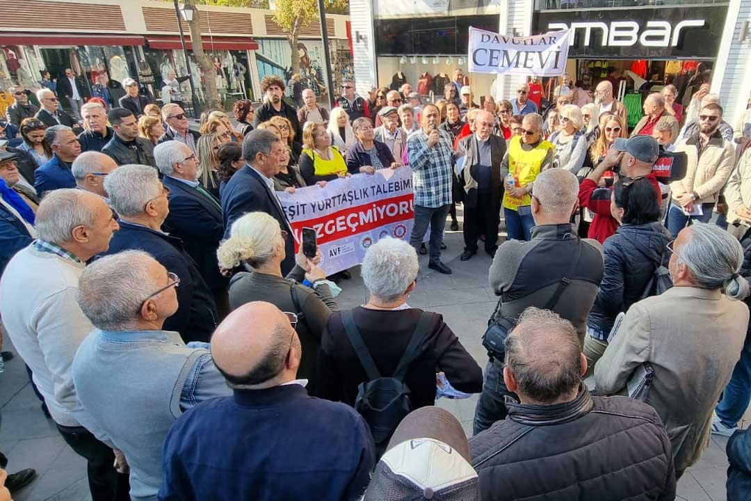 Kuşadası'nda eylem düzenleyen Aleviler