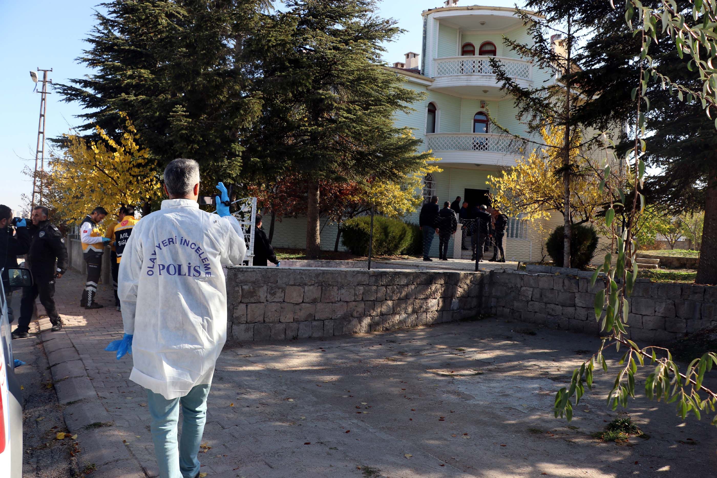 Ağabeyinin eşini baltayla öldürdü; ağabeyi de kalp krizinden öldü.