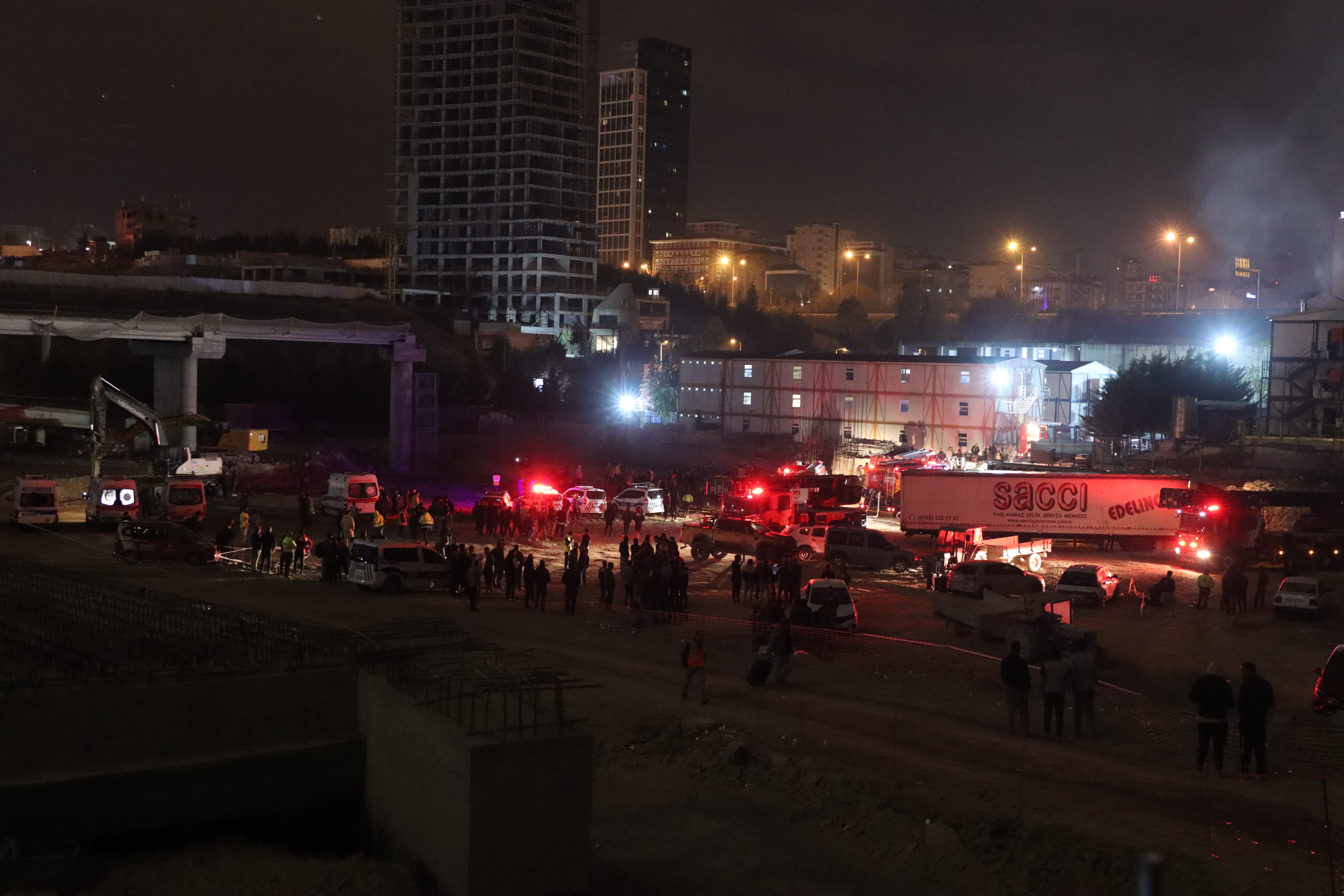 inşaat şantiyesi, polis aracı, vinç, tır, işçiler