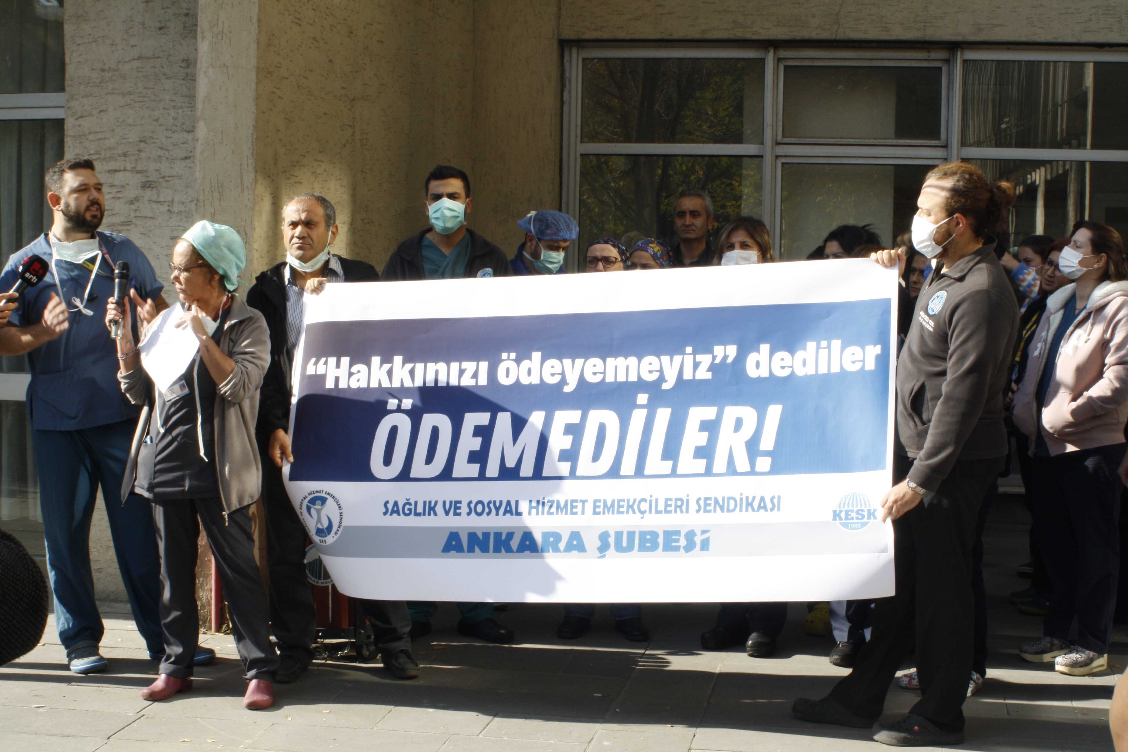 Sağlık emekçileri geç ödenen ücretleri protesto ederken