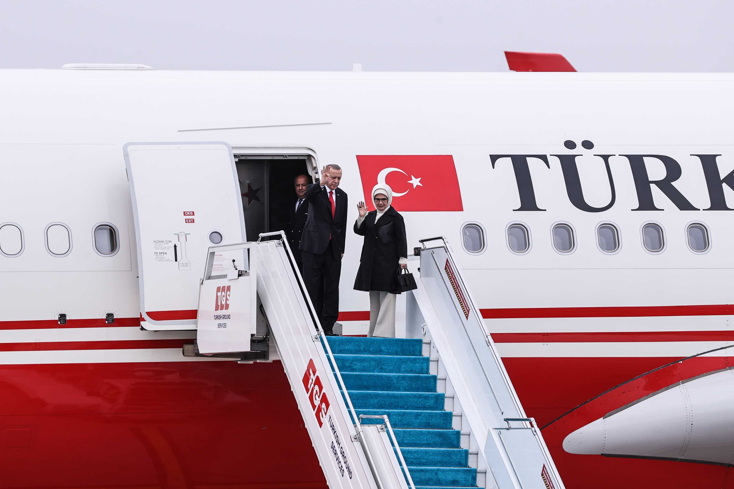 Tayyip Erdoğan ve Emine Erdoğan, uçaktan el sallarken