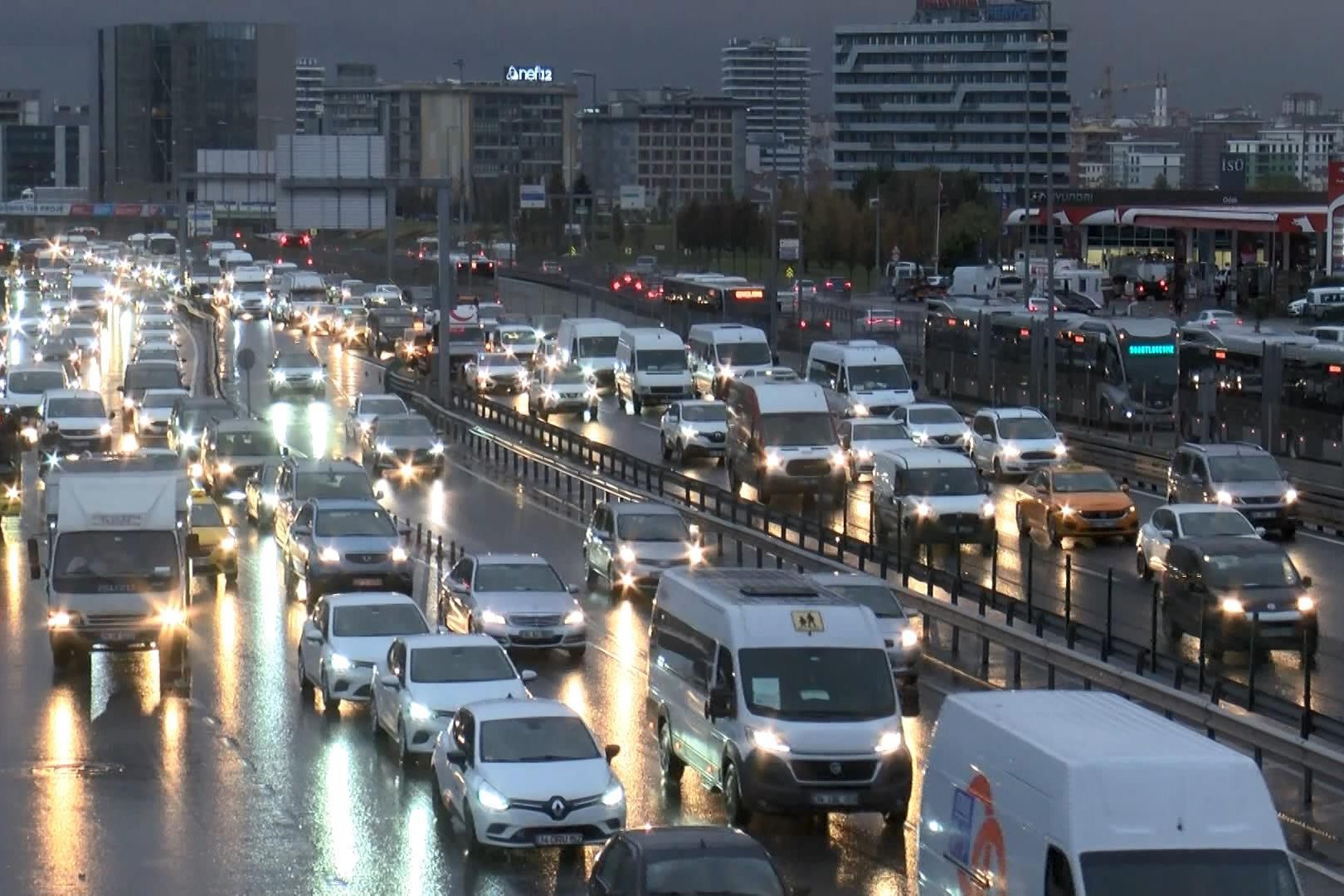 İstanbul'da yağış trafikte yoğunluğa neden oldu.