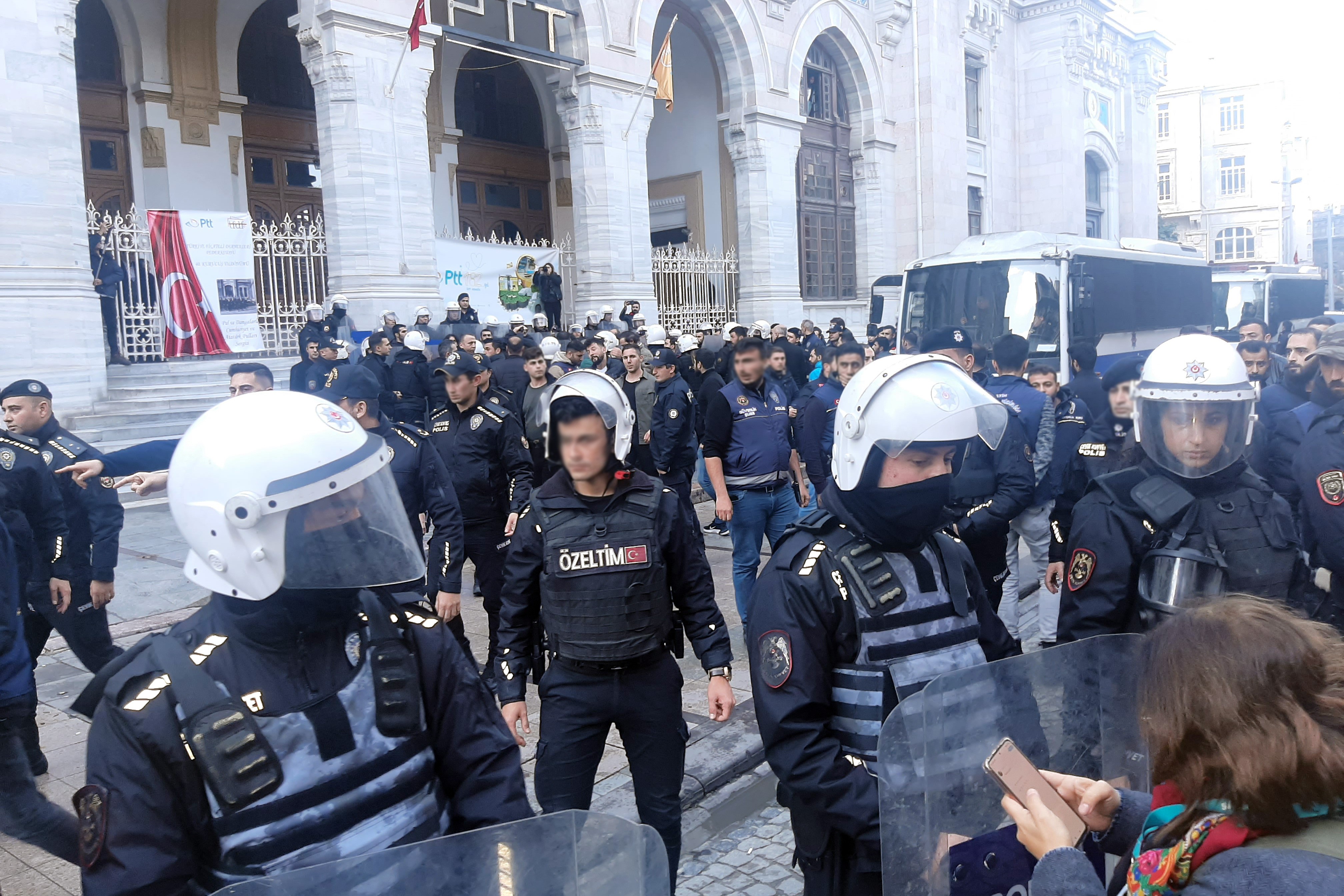 Postane önünde polis müdahalesi