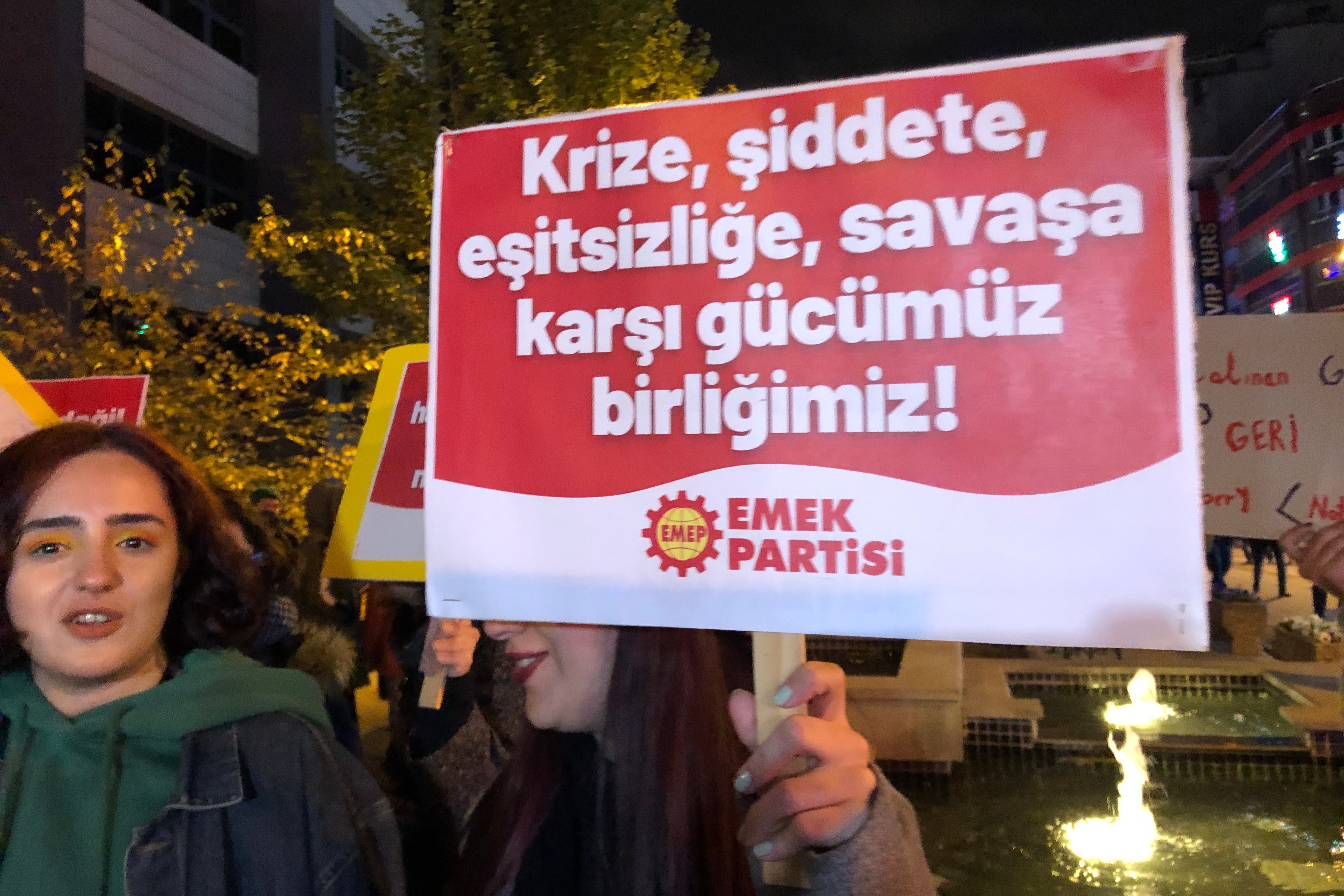 Kadınlar ellerinde dövizlerle eylemde