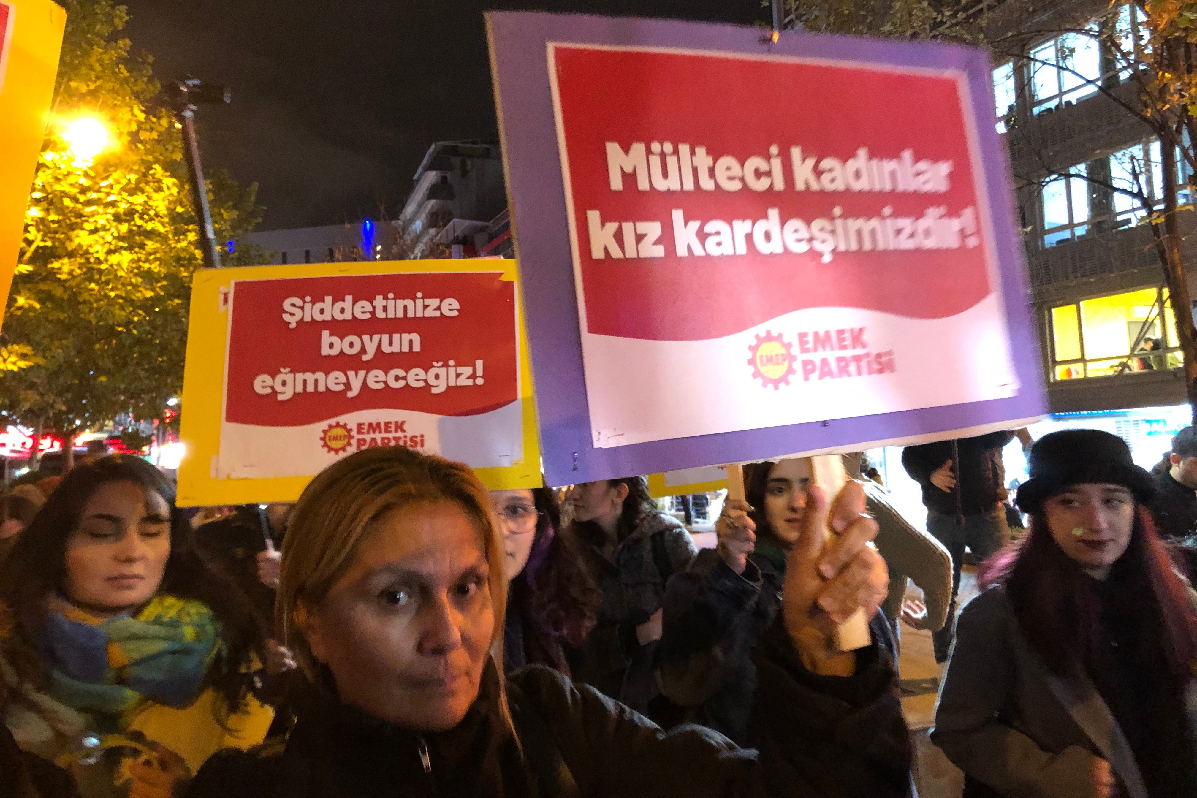 Kadınlar ellerinde dövizlerle eylemde