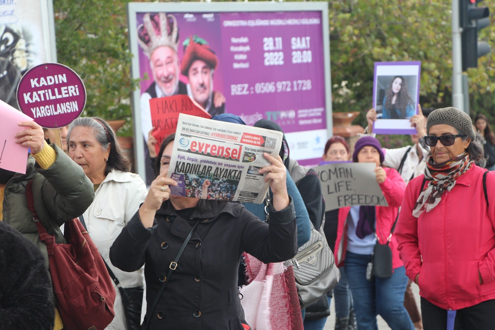 kadınlar ellerinde pankartlarla yürüyüş yapıyor