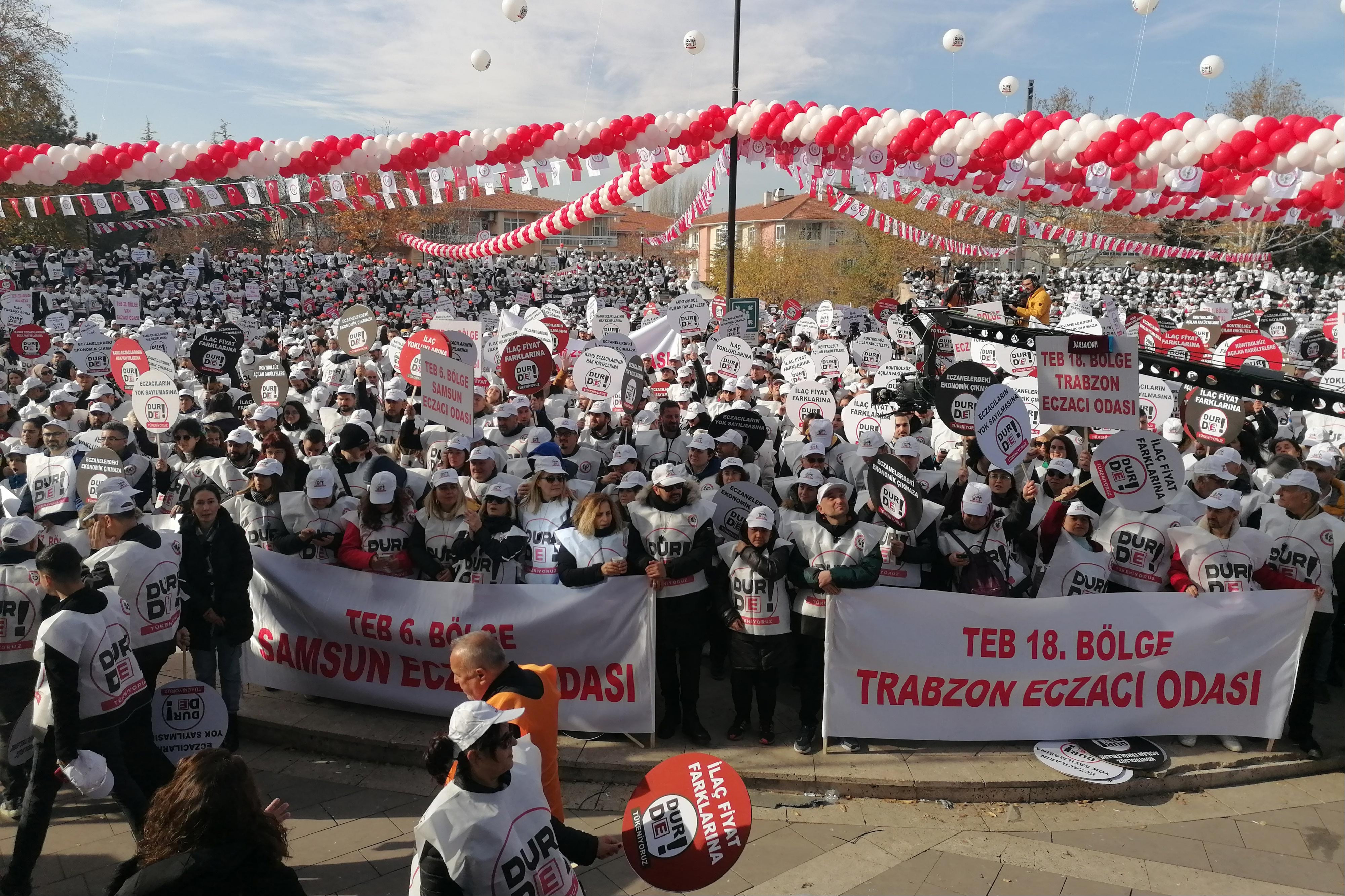 Ankara'da gerçekleştirilen Büyük Eczacı Mitingi'nden bir fotoğraf.