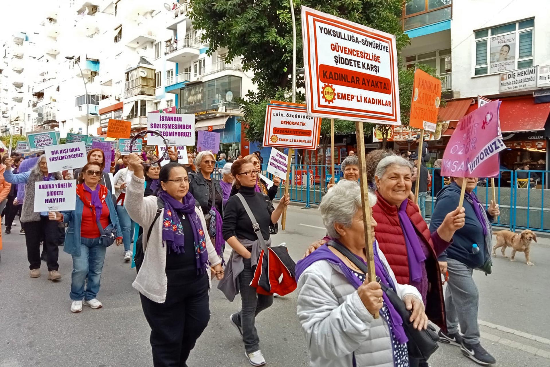 Antalya'da kadınların 25 Kasım Kadına Yönelik Şiddetle Mücadele Günü'nde yaptıkları yürüyüş ve açıklamadan bir fotoğraf.