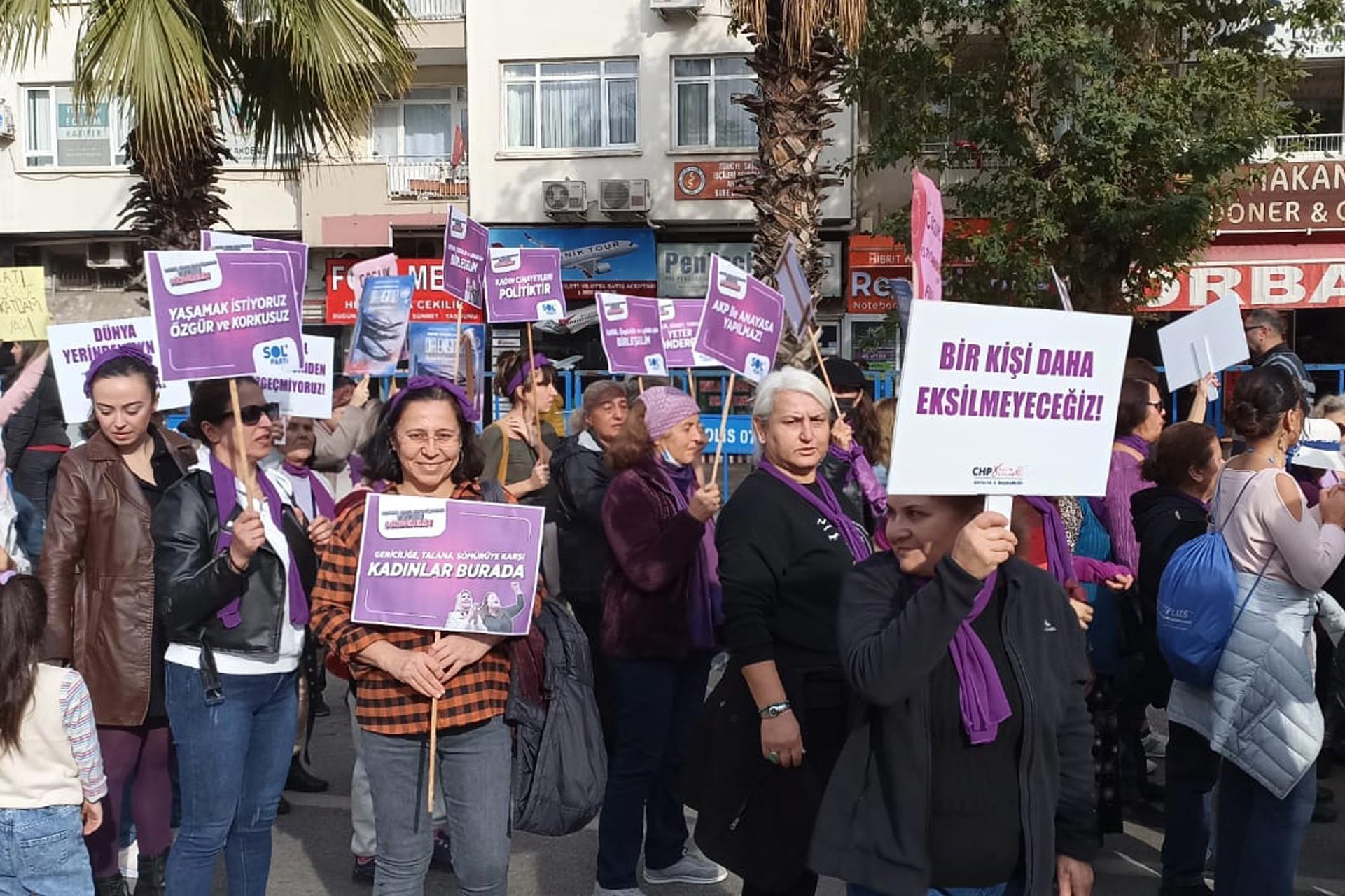 Antalya'da kadınların 25 Kasım Kadına Yönelik Şiddetle Mücadele Günü'nde yaptıkları yürüyüş ve açıklamadan bir fotoğraf.