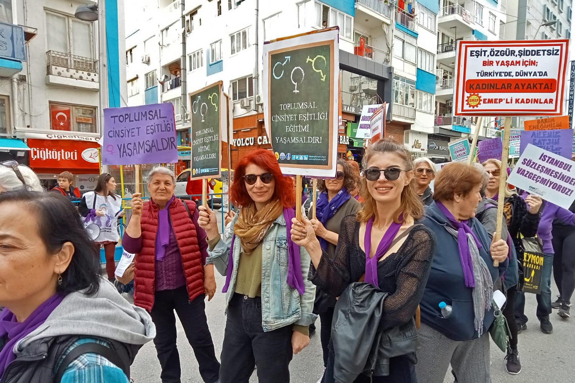 Antalya'da kadınların 25 Kasım Kadına Yönelik Şiddetle Mücadele Günü'nde yaptıkları yürüyüş ve açıklamadan bir fotoğraf.