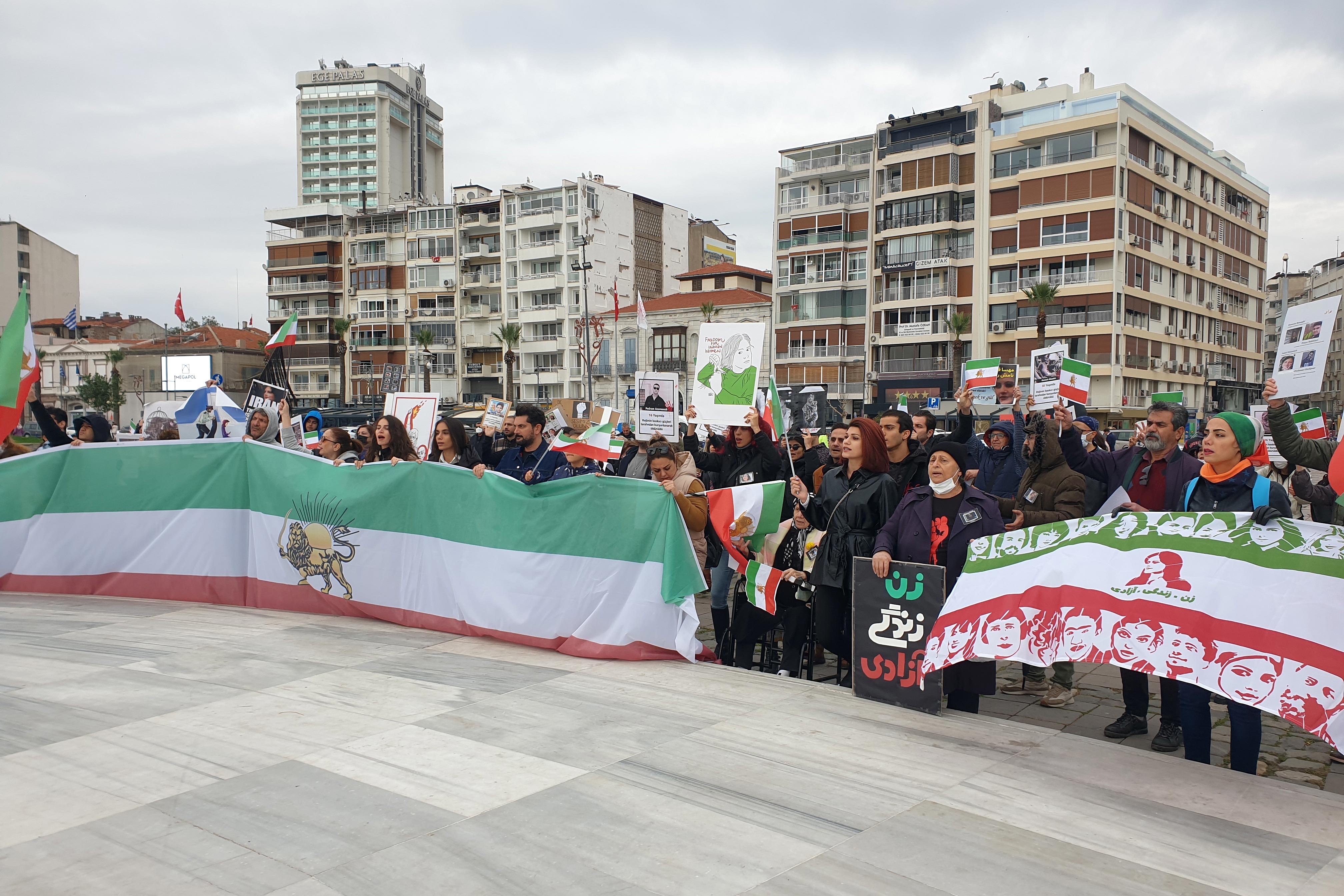 İzmir'de yaşayan İranlıların protesto eyleminden bir fotoğraf.