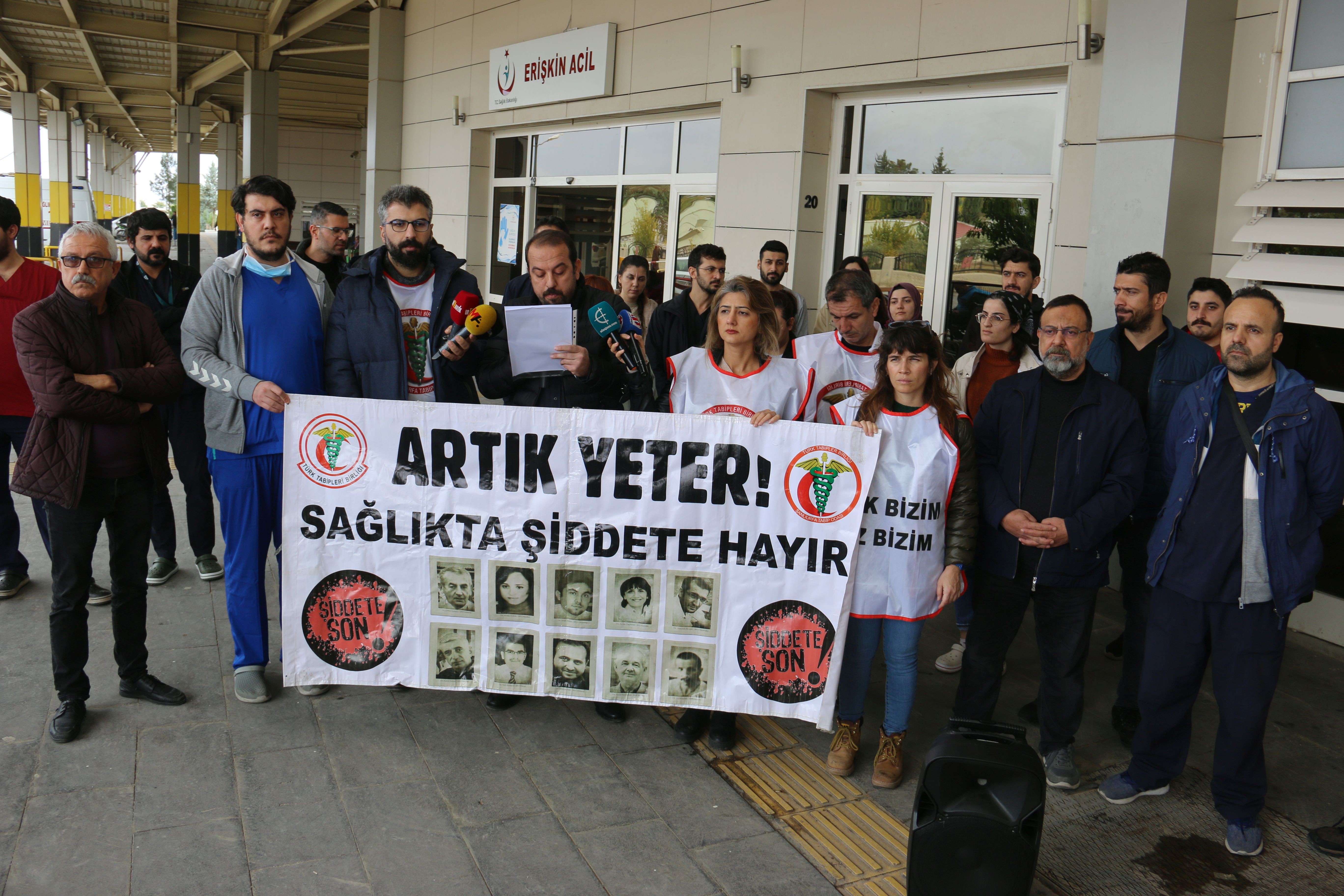 Urfa'da sağlık emekçisinin saldırıya uğraması protesto edildi.