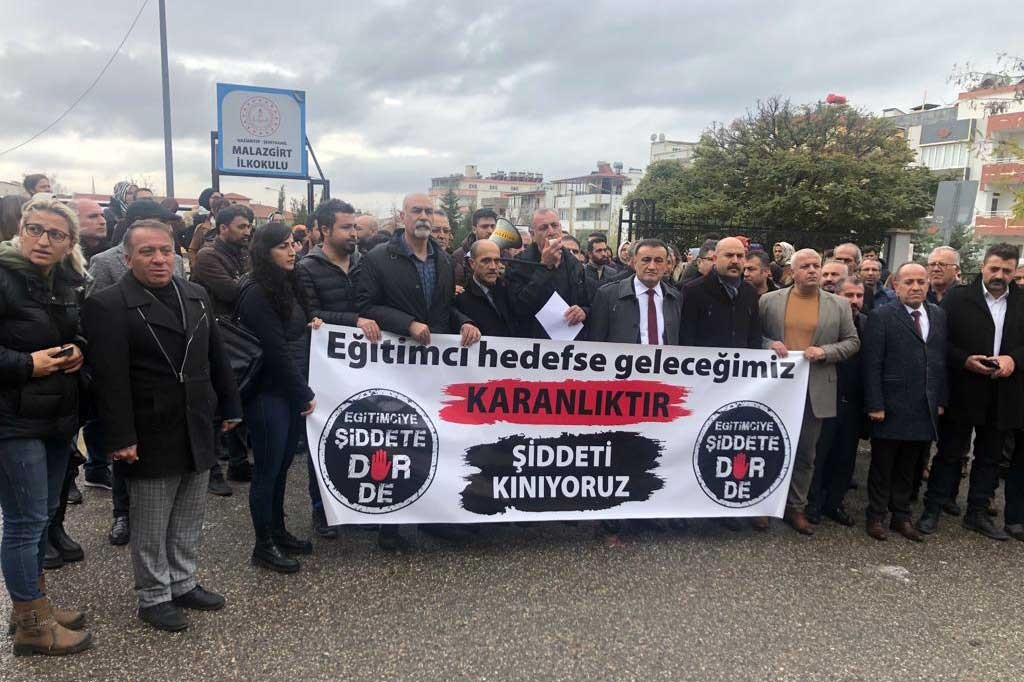 Antep'te basın açıklaması yapan eğitimciler