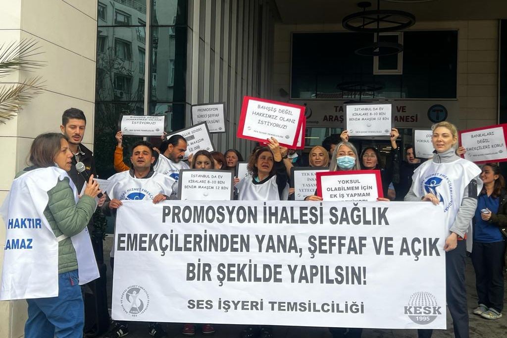 hastane önünde eylem yapan sağlıkçılar