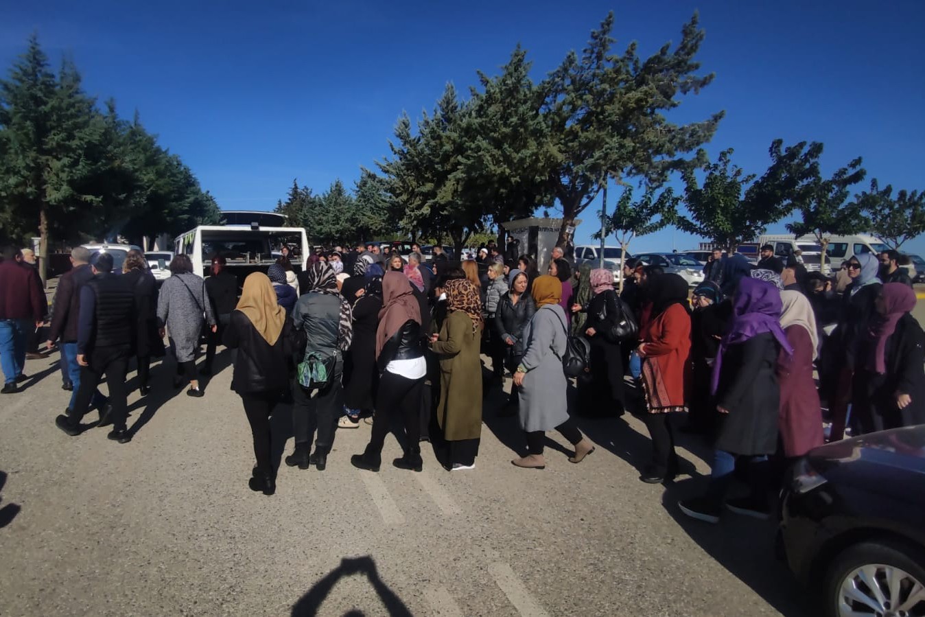 kardeşi tarafından katledilen bahar hezer'in cenaze töreninden görüntü