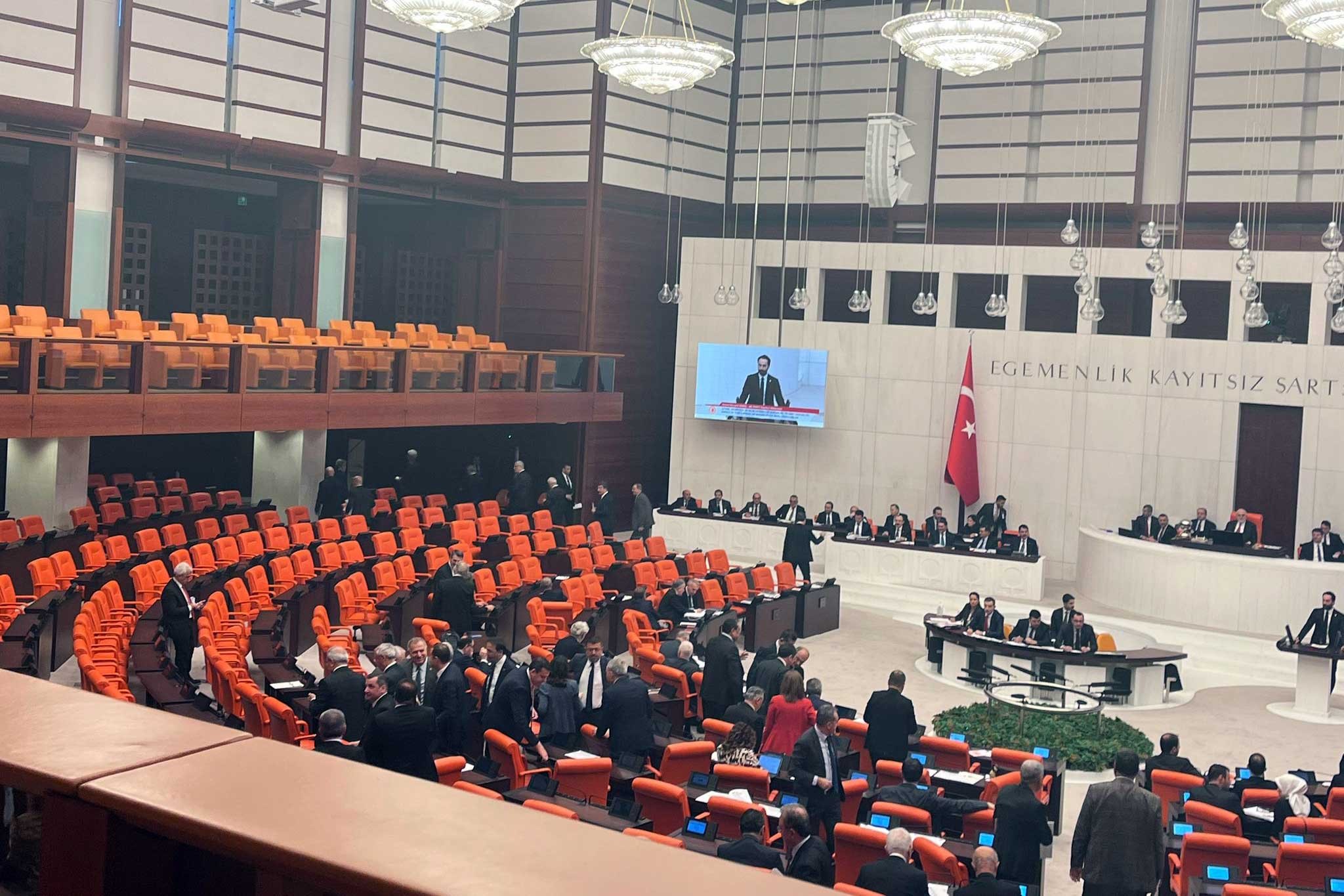 İYİ Partililer genel kurulu terk ederken