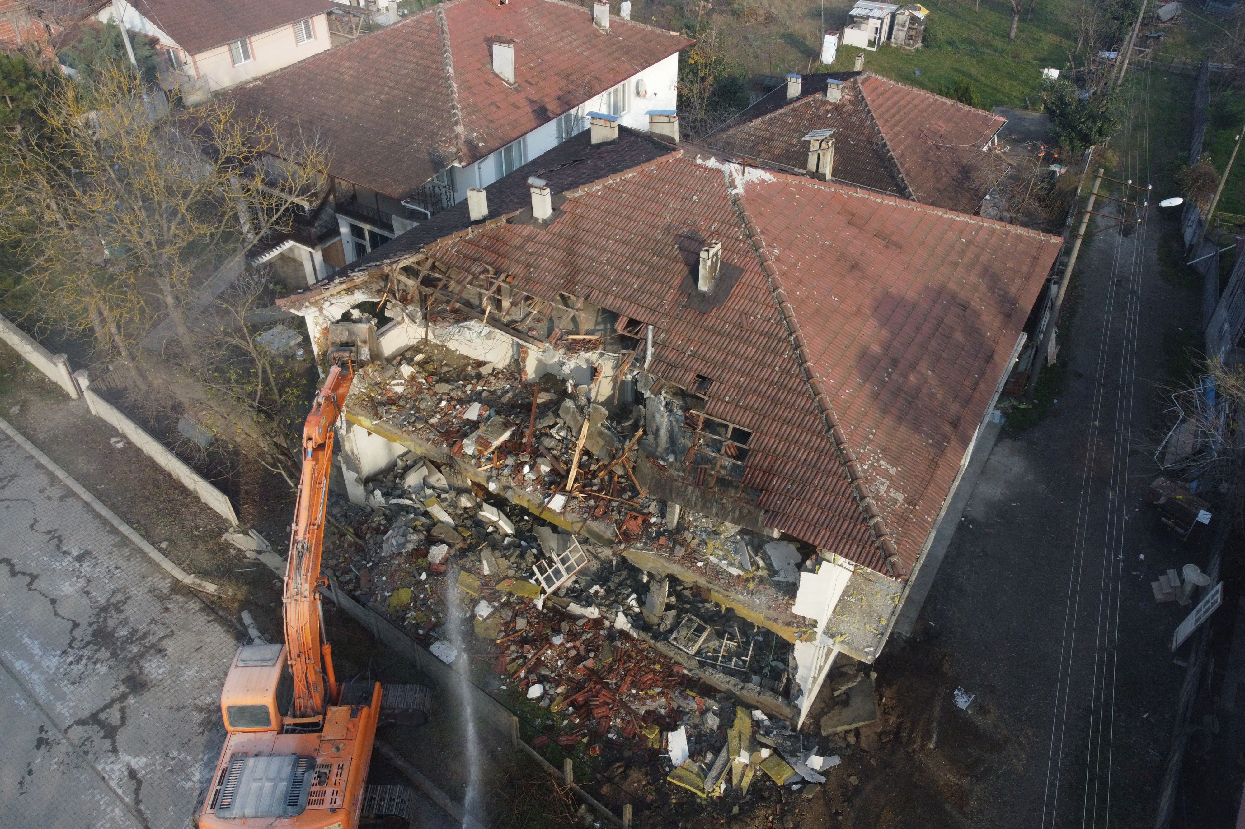 Düzce depreminde yıkım yapılan evler